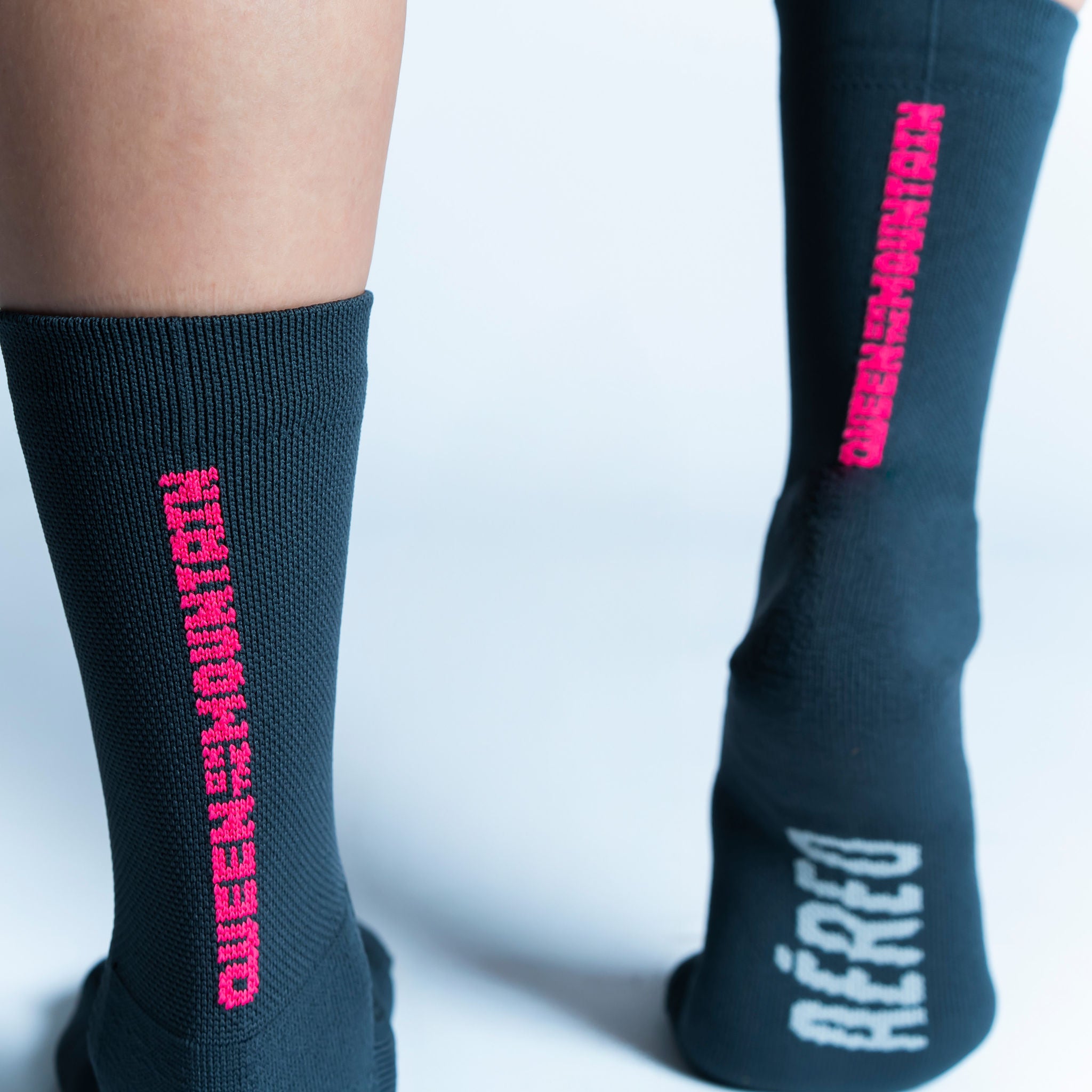 Calcetas deportivas Queen of the Mountain diseñadas para corredoras y corredores, con tejido respirable, ajuste cómodo y compresión media ideal para distancias cortas y largas.
