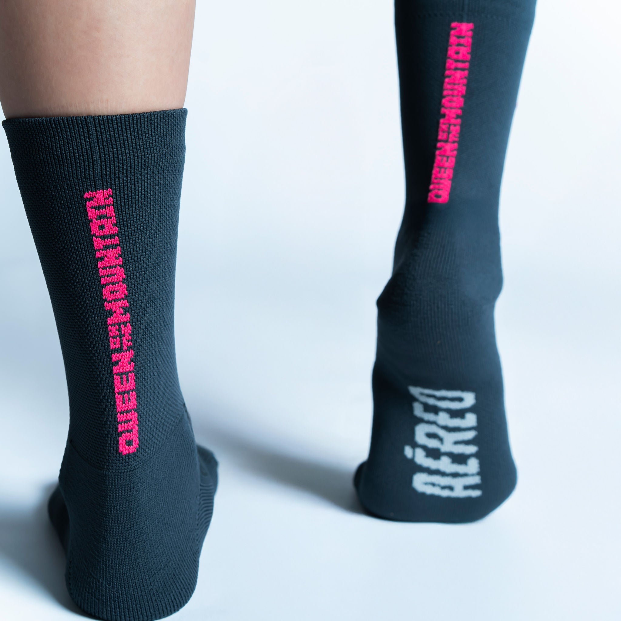 Calcetas deportivas Queen of the Mountain diseñadas para corredoras y corredores, con tejido respirable, ajuste cómodo y compresión media ideal para distancias cortas y largas.
