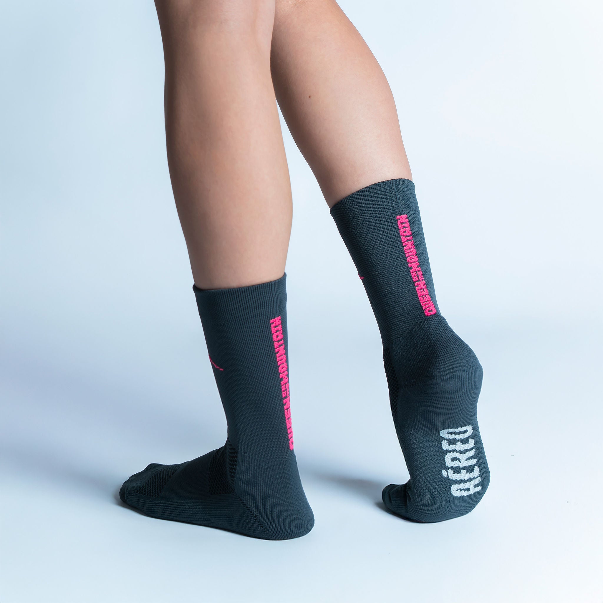 Calcetas deportivas Queen of the Mountain diseñadas para corredoras y corredores, con tejido respirable, ajuste cómodo y compresión media ideal para distancias cortas y largas.
