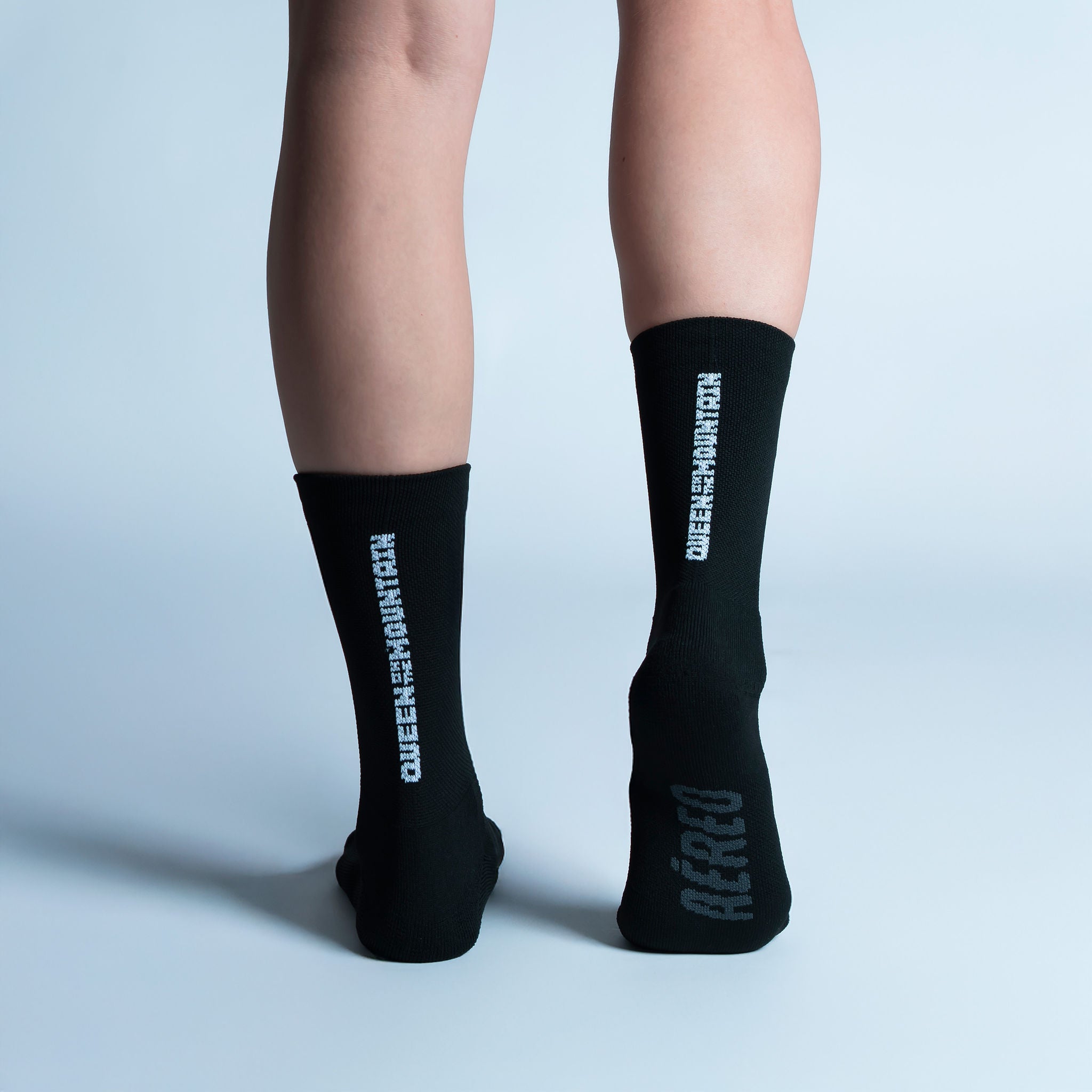 Calcetas deportivas Queen of the Mountain diseñadas para corredoras y corredores, con tejido respirable, ajuste cómodo y compresión media ideal para distancias cortas y largas.
