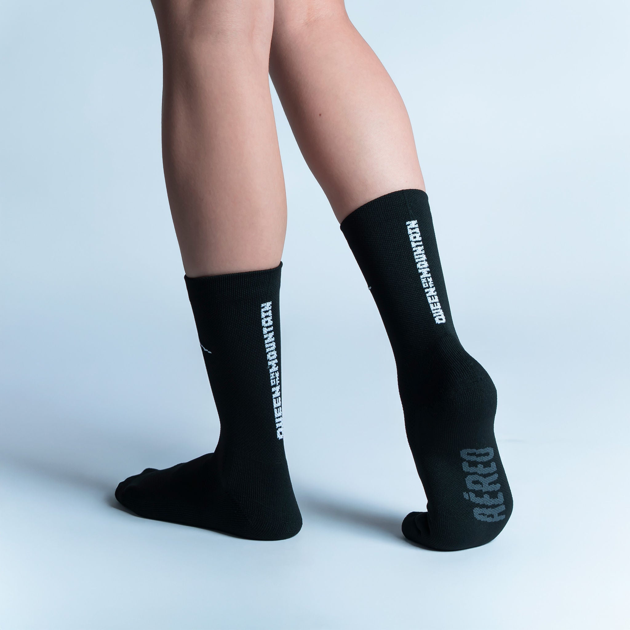 Calcetas deportivas Queen of the Mountain diseñadas para corredoras y corredores, con tejido respirable, ajuste cómodo y compresión media ideal para distancias cortas y largas.
