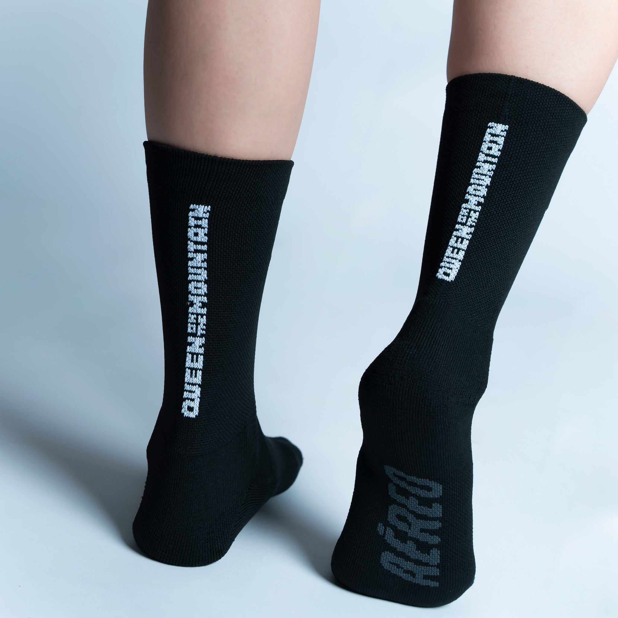 Calcetas deportivas Queen of the Mountain diseñadas para corredoras y corredores, con tejido respirable, ajuste cómodo y compresión media ideal para distancias cortas y largas.
