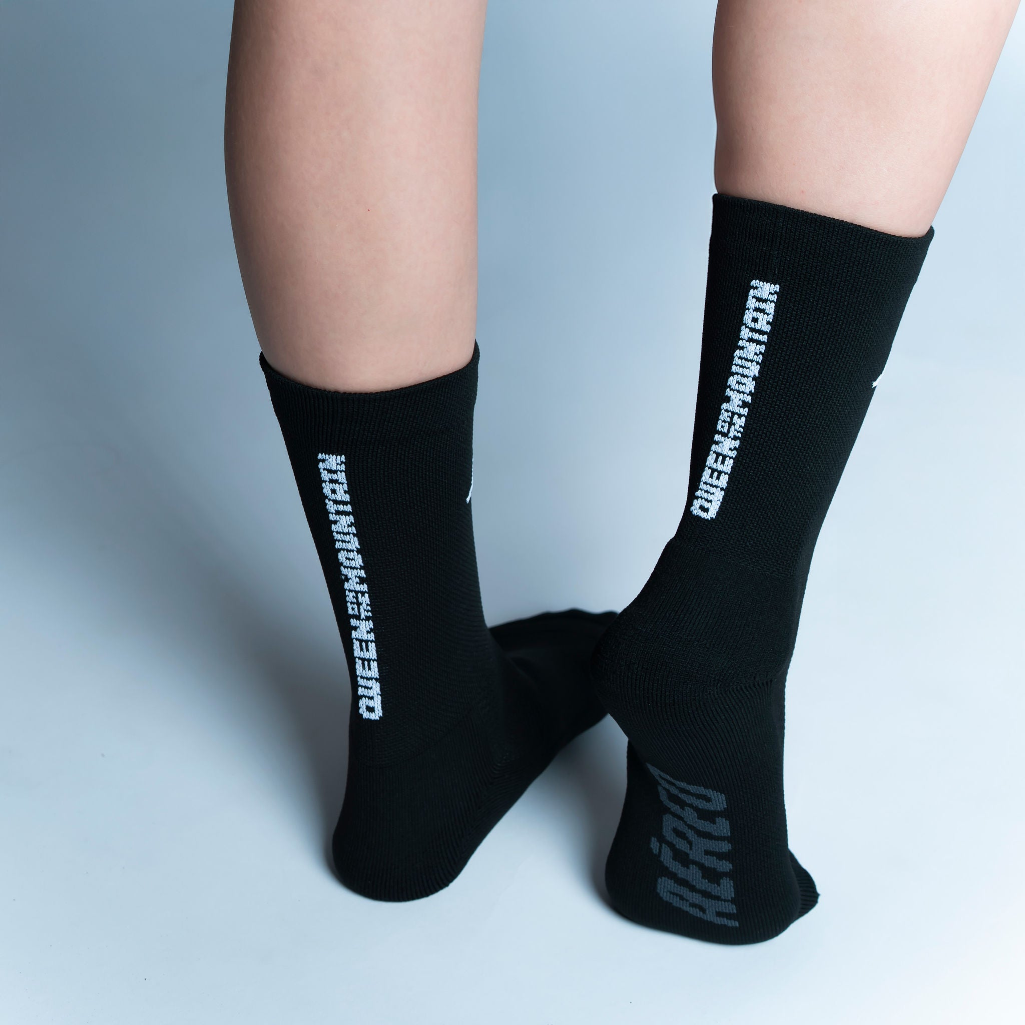 Calcetas deportivas Queen of the Mountain diseñadas para corredoras y corredores, con tejido respirable, ajuste cómodo y compresión media ideal para distancias cortas y largas.
