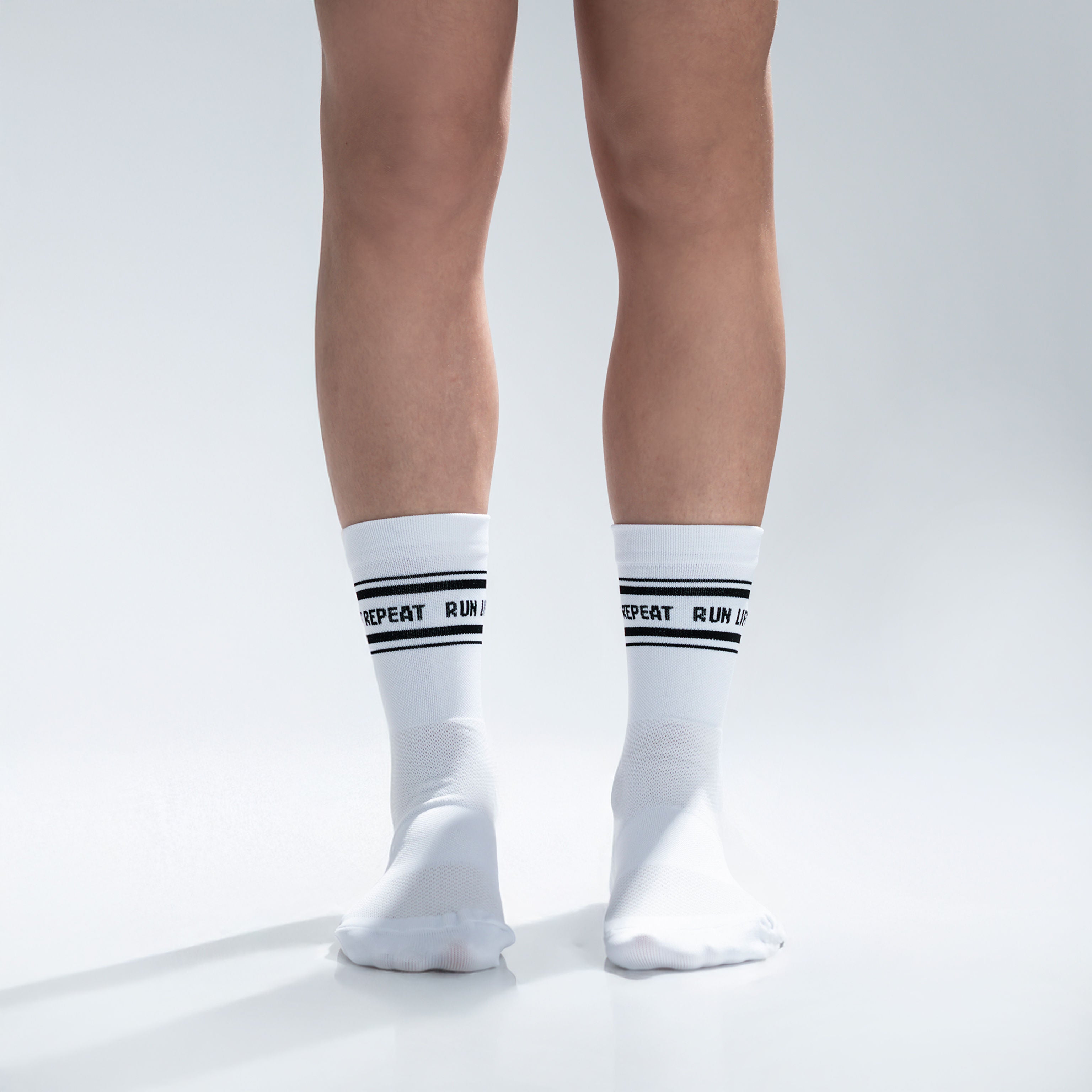 Calcetas deportivas Run Lift Repeat– Rendimiento y estilo para runners y atletas HYROX. Compresión media, costura antiampollas y textura ligera para máxima comodidad y soporte. 