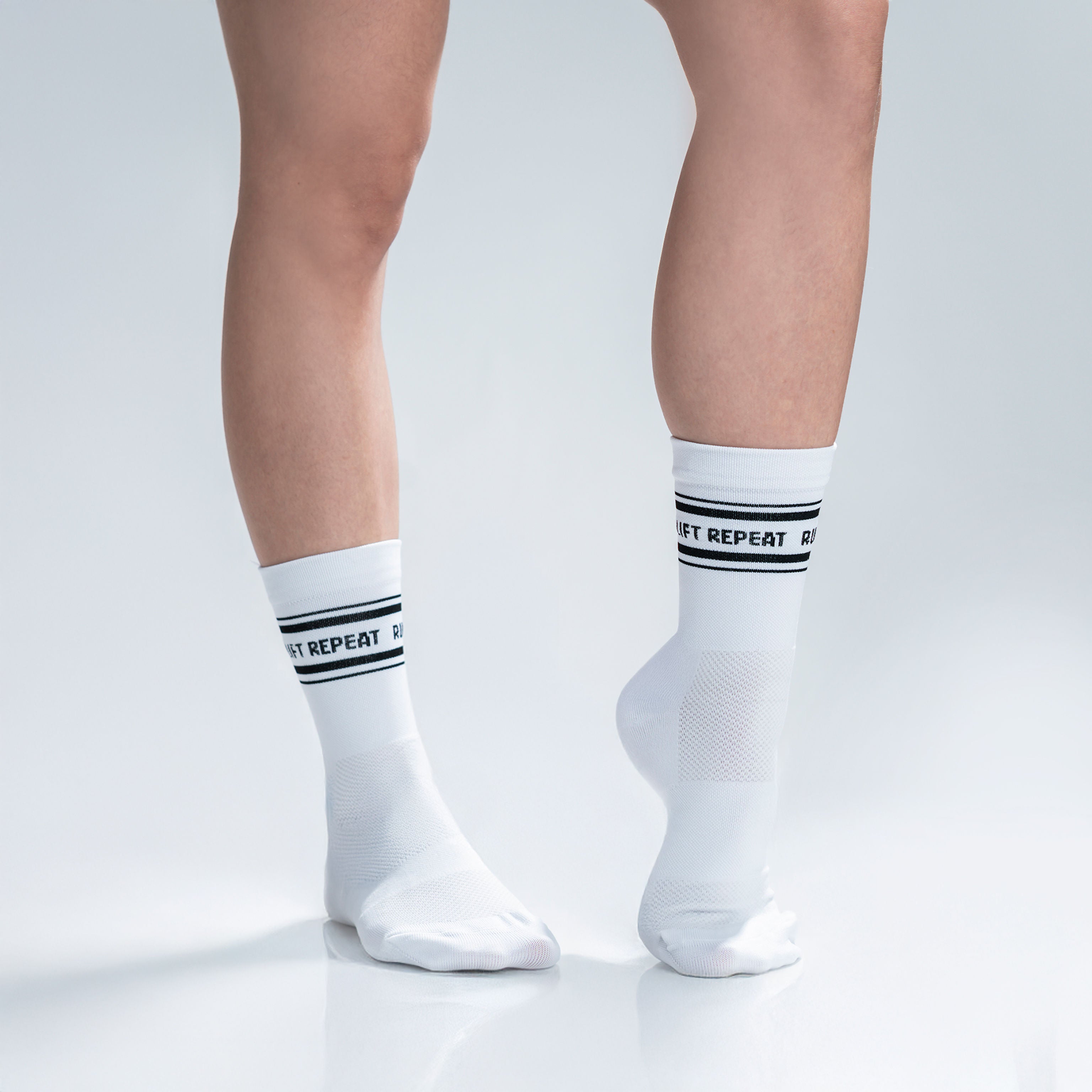 Calcetas deportivas Run Lift Repeat– Rendimiento y estilo para runners y atletas HYROX. Compresión media, costura antiampollas y textura ligera para máxima comodidad y soporte. 