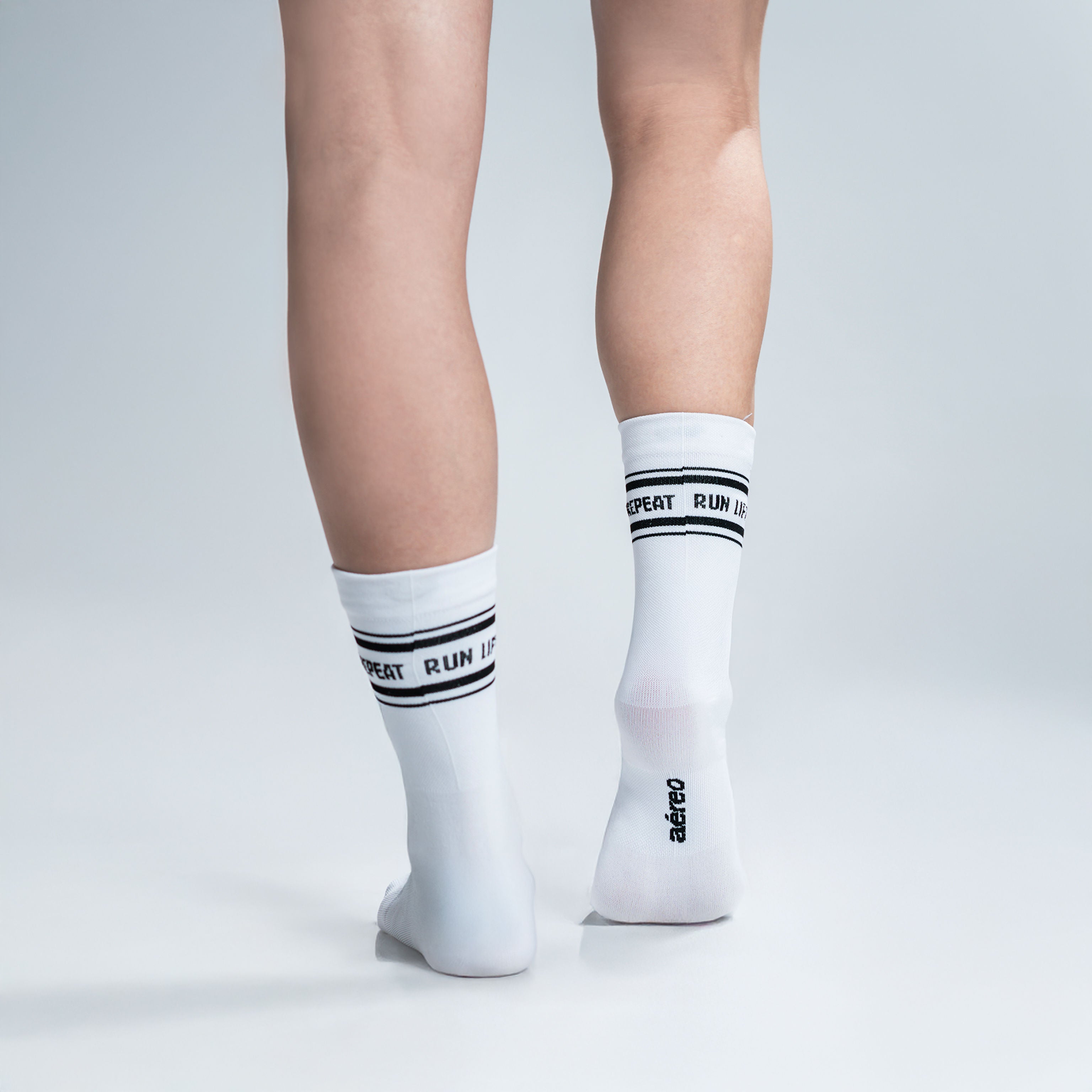 Calcetas deportivas Run Lift Repeat– Rendimiento y estilo para runners y atletas HYROX. Compresión media, costura antiampollas y textura ligera para máxima comodidad y soporte. 