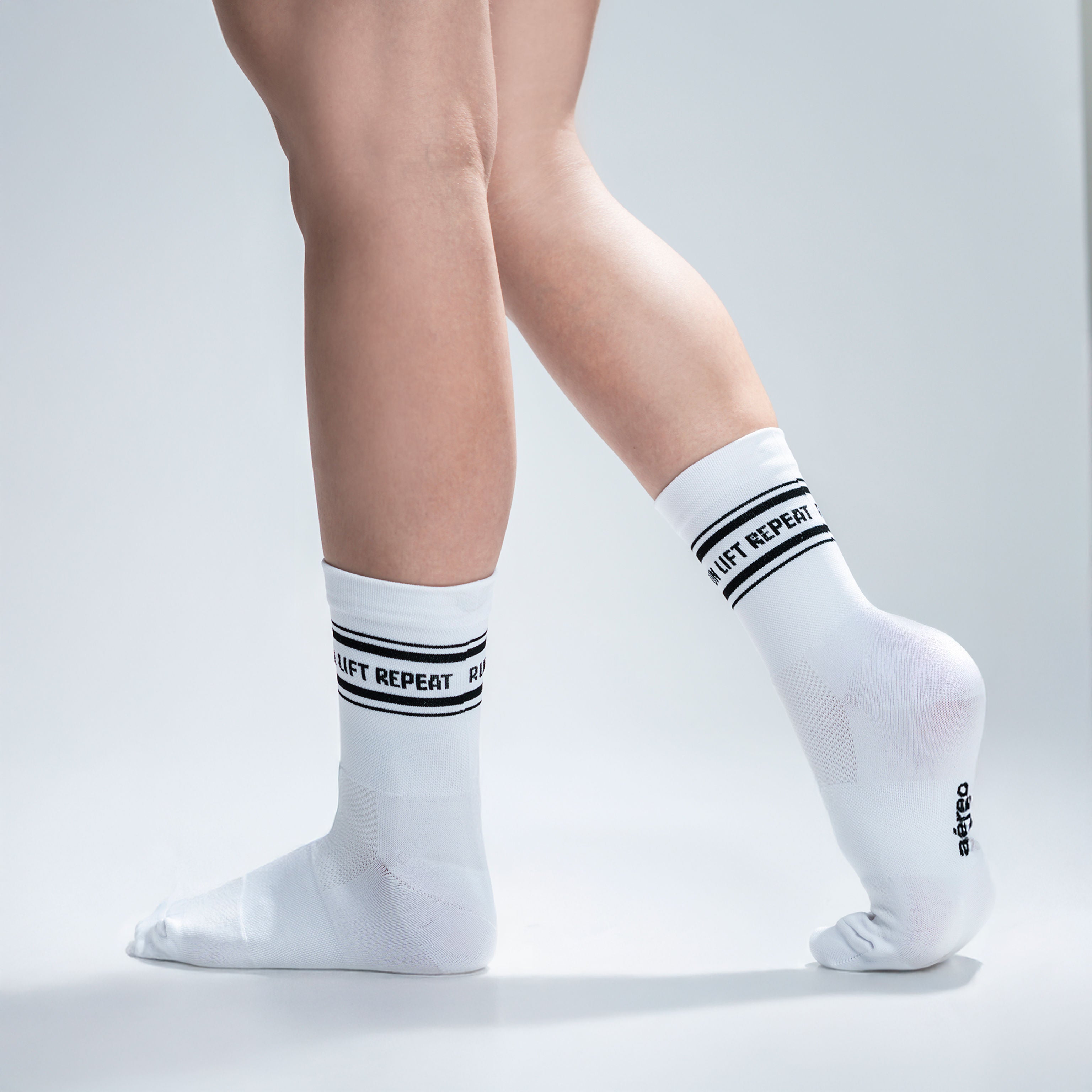 Calcetas deportivas Run Lift Repeat– Rendimiento y estilo para runners y atletas HYROX. Compresión media, costura antiampollas y textura ligera para máxima comodidad y soporte.  