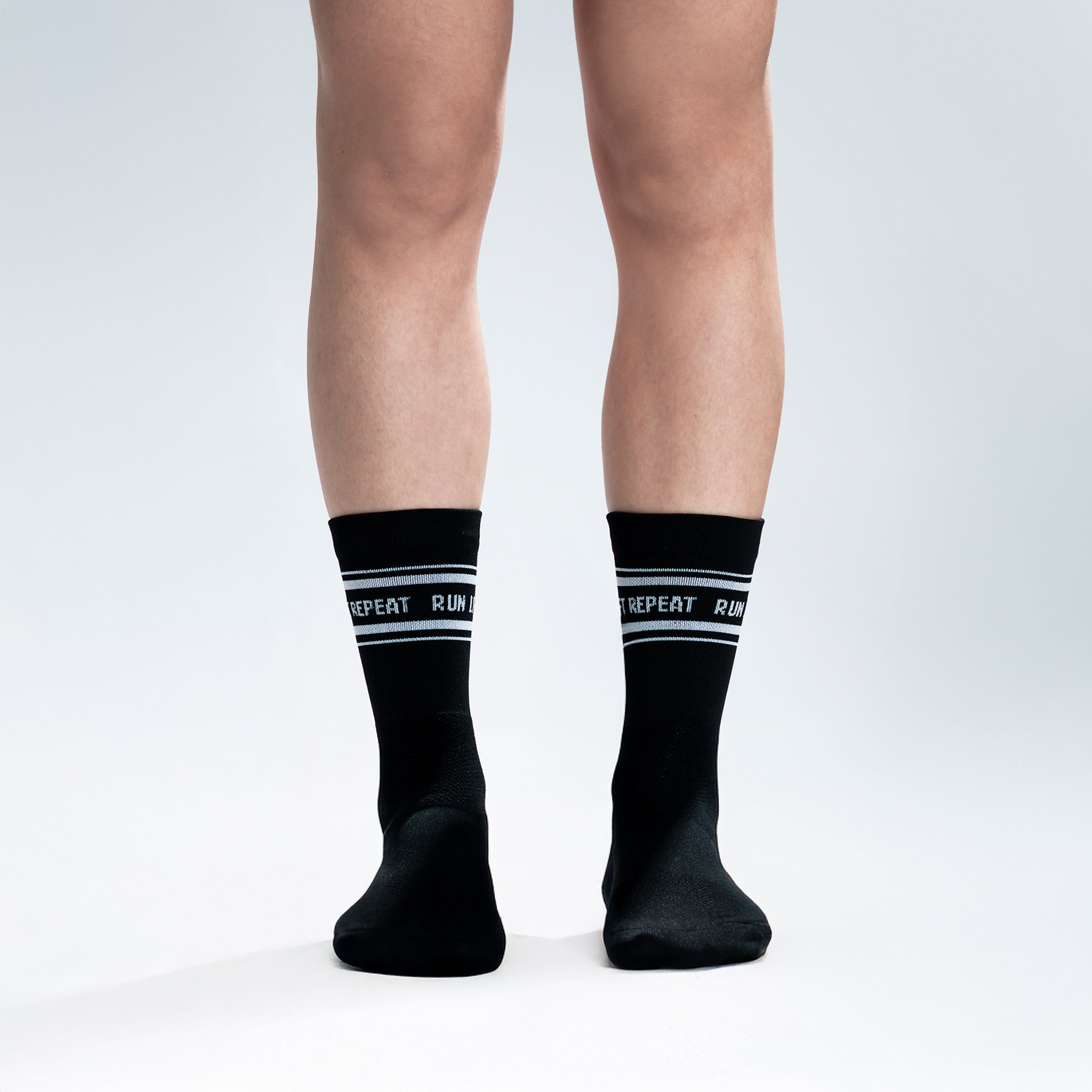 Calcetas deportivas Run Lift Repeat– Rendimiento y estilo para runners y atletas HYROX. Compresión media, costura antiampollas y textura ligera para máxima comodidad y soporte.  