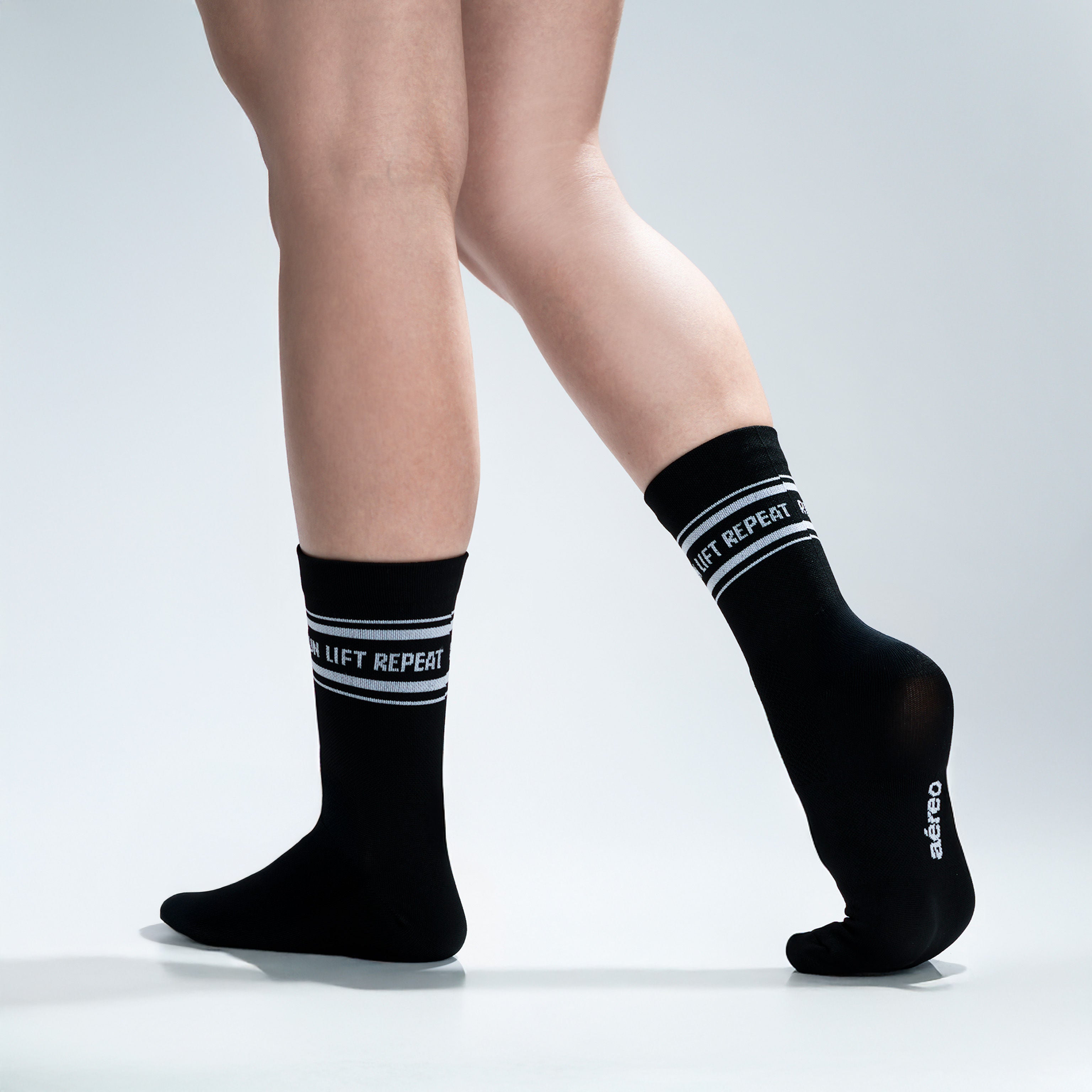 Calcetas deportivas Run Lift Repeat– Rendimiento y estilo para runners y atletas HYROX. Compresión media, costura antiampollas y textura ligera para máxima comodidad y soporte.  