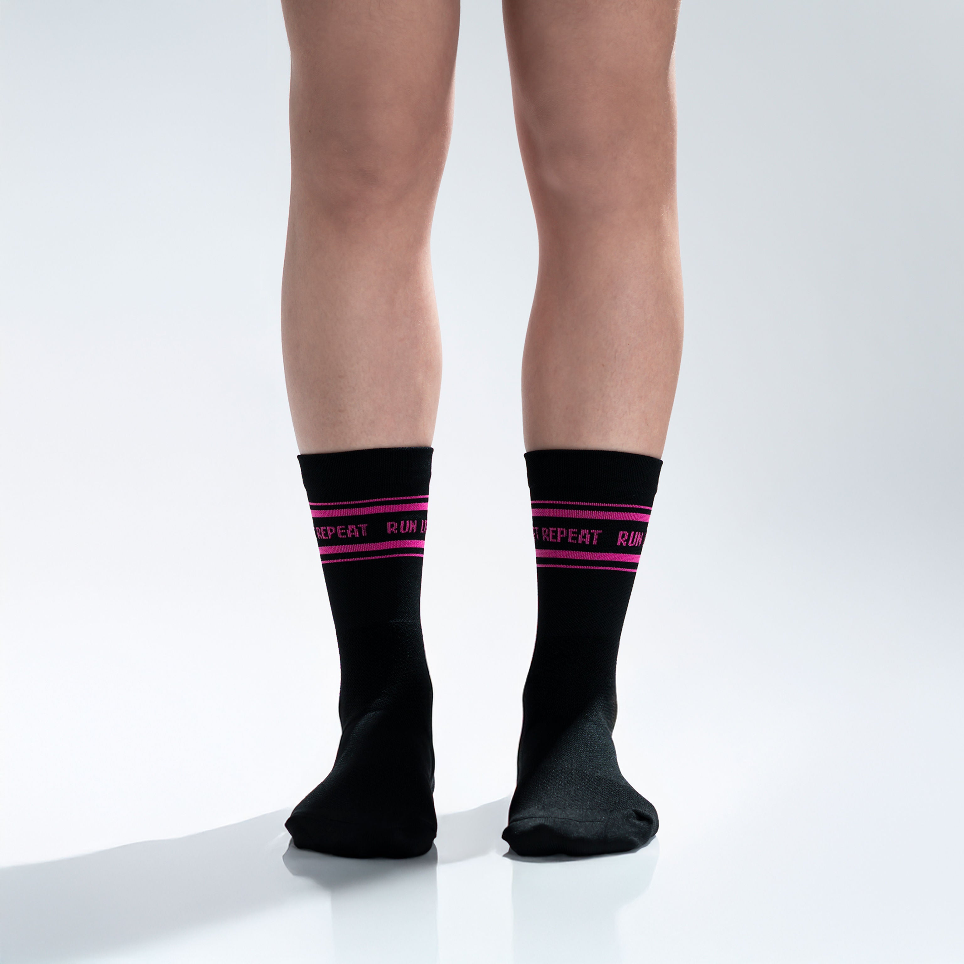 Calcetas deportivas Run Lift Repeat– Rendimiento y estilo para runners y atletas HYROX. Compresión media, costura antiampollas y textura ligera para máxima comodidad y soporte.  