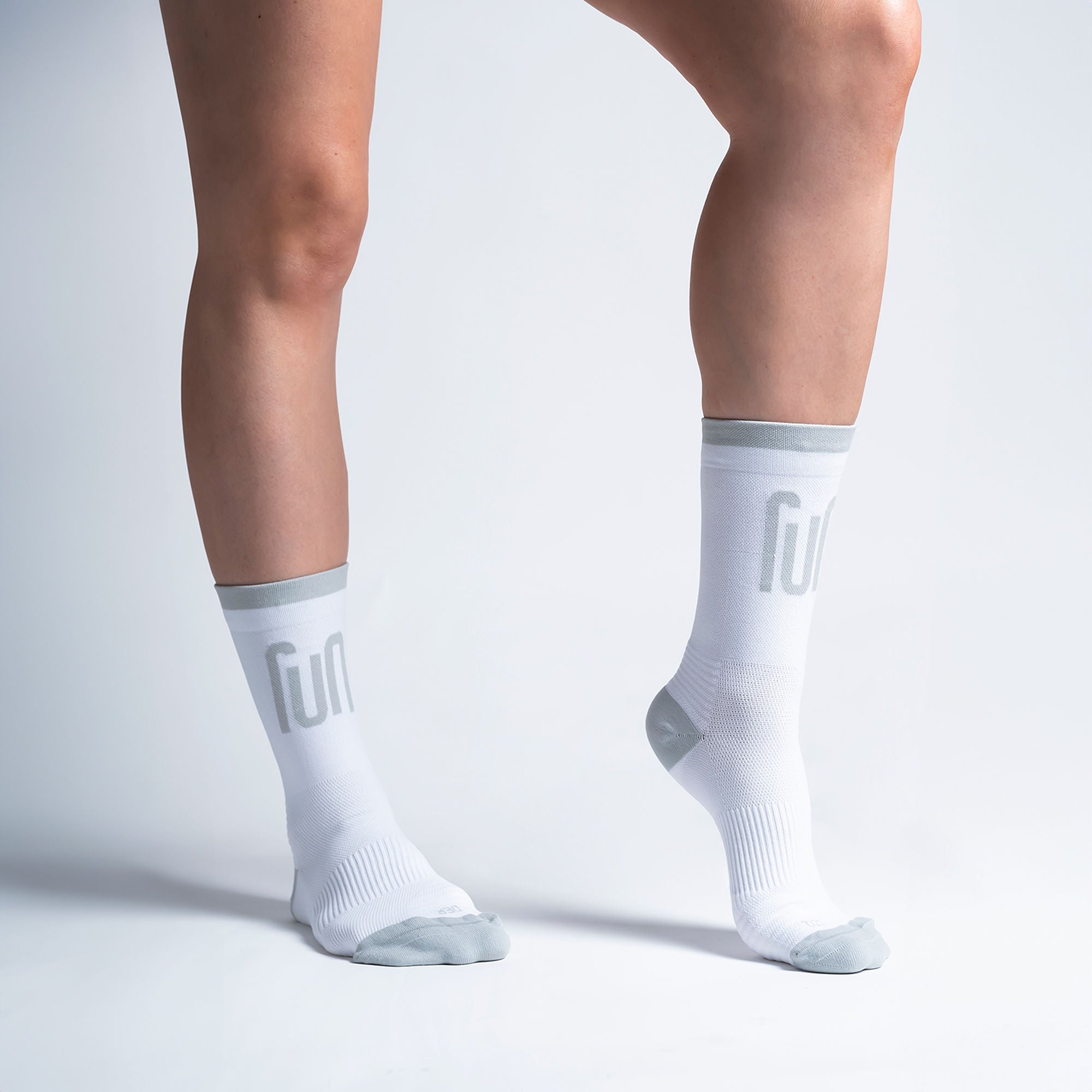 Calcetas deportivas Run para running, maratón y ciclismo. Con diseño técnico transpirable, compresión media y soporte en arco plantar, costura antiampollas.