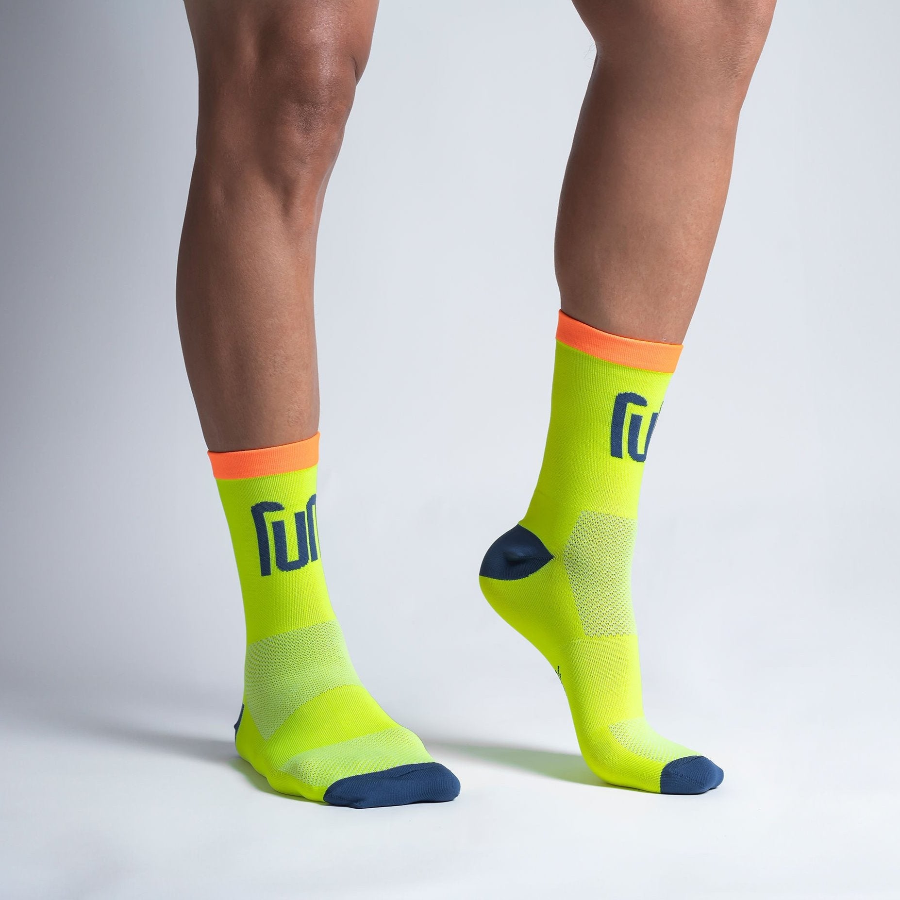 Calcetas deportivas Run para running, maratón y ciclismo. Con diseño técnico transpirable, compresión media y soporte en arco plantar, costura antiampollas.