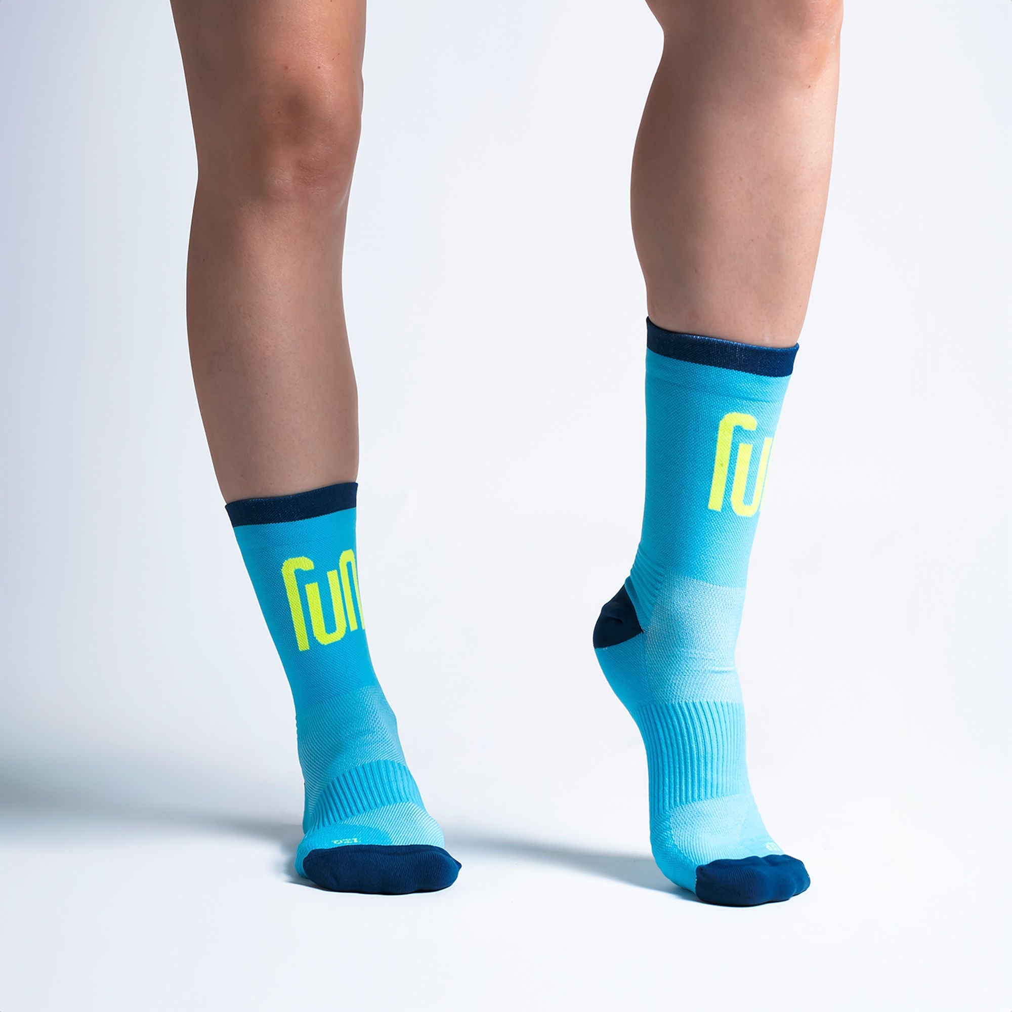 Calcetas deportivas Run para running, maratón y ciclismo. Con diseño técnico transpirable, compresión media y soporte en arco plantar, costura antiampollas.