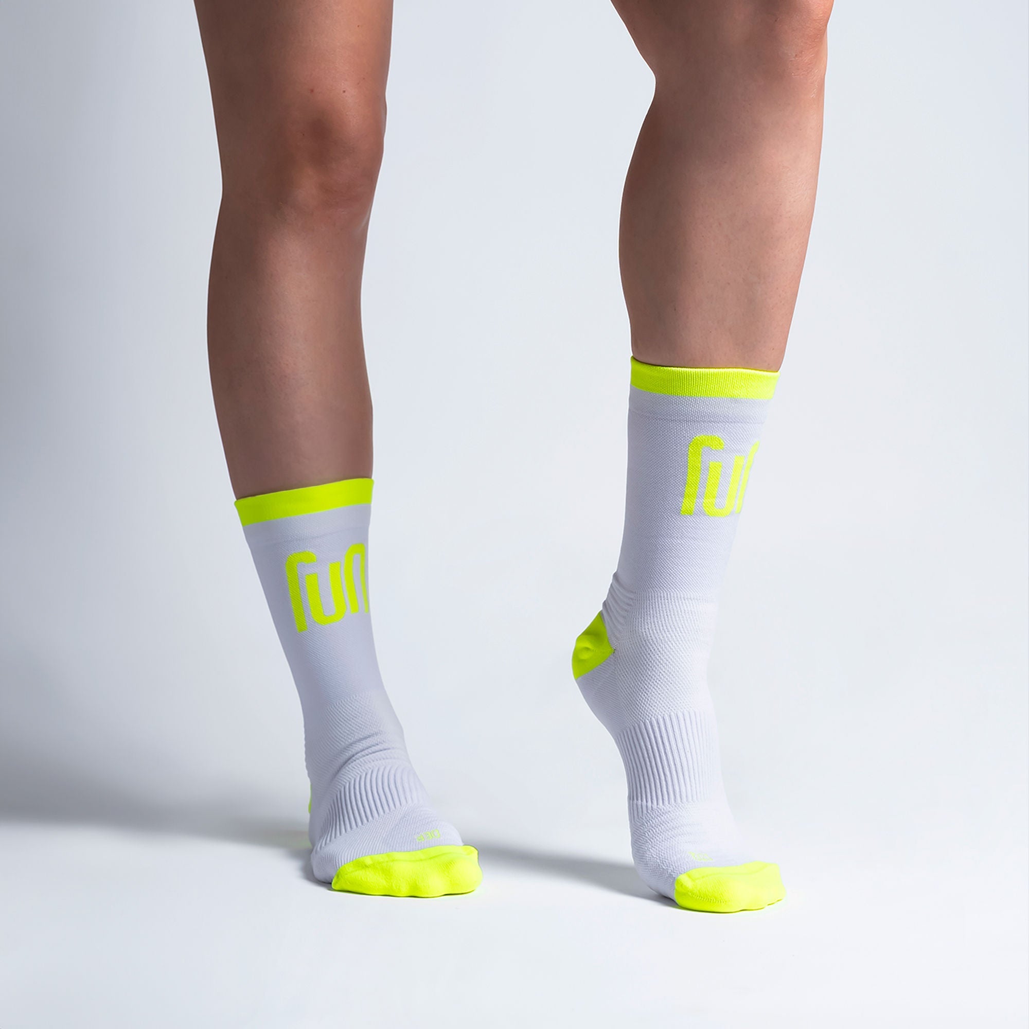 Calcetas deportivas Run para running, maratón y ciclismo. Con diseño técnico transpirable, compresión media y soporte en arco plantar, costura antiampollas.