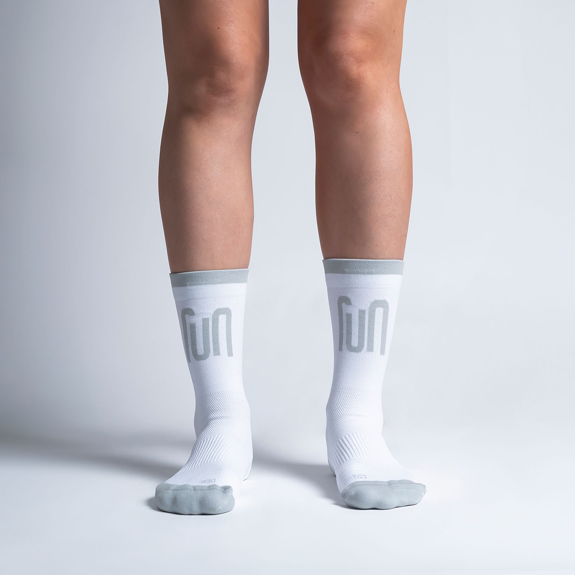 Calcetas deportivas Run para running, maratón y ciclismo. Con diseño técnico transpirable, compresión media y soporte en arco plantar, costura antiampollas.