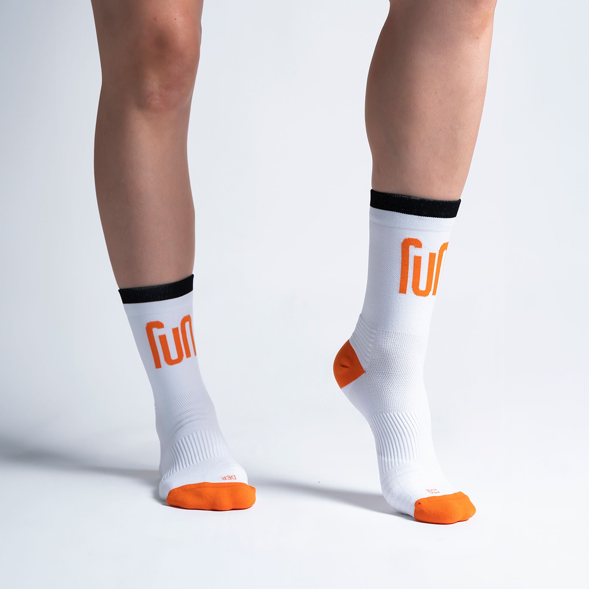 Calcetas deportivas Run para running, maratón y ciclismo. Con diseño técnico transpirable, compresión media y soporte en arco plantar, costura antiampollas.