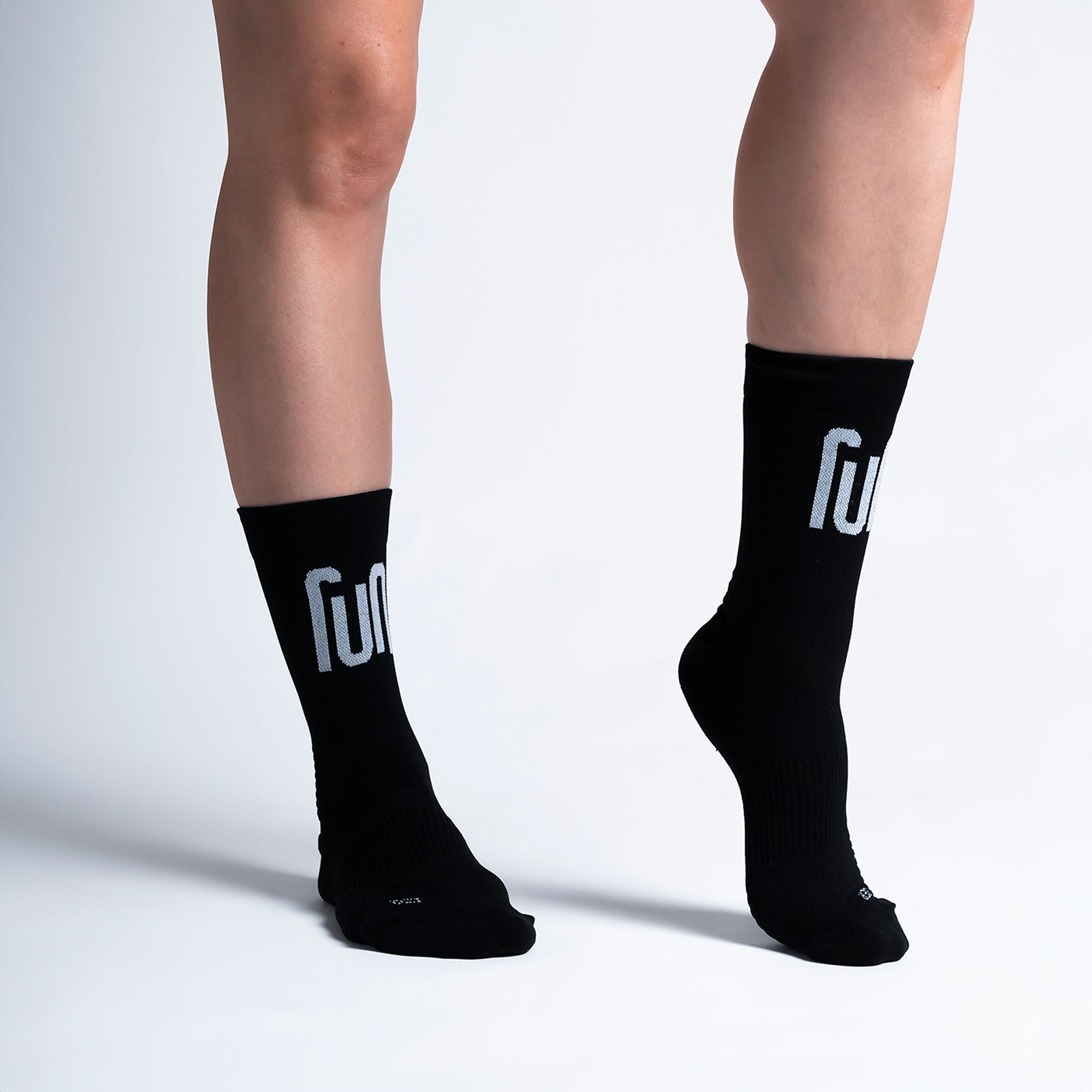 Calcetas deportivas Run para running, maratón y ciclismo. Con diseño técnico transpirable, compresión media y soporte en arco plantar, costura antiampollas.