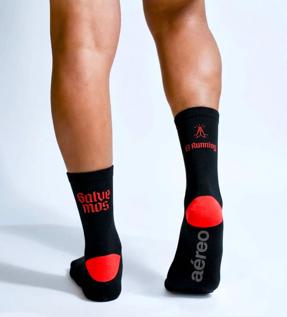 Calcetas deportivas Salvemos el running Classic para correr y entrenar, diseño moderno con líneas de colores y textura ligera.