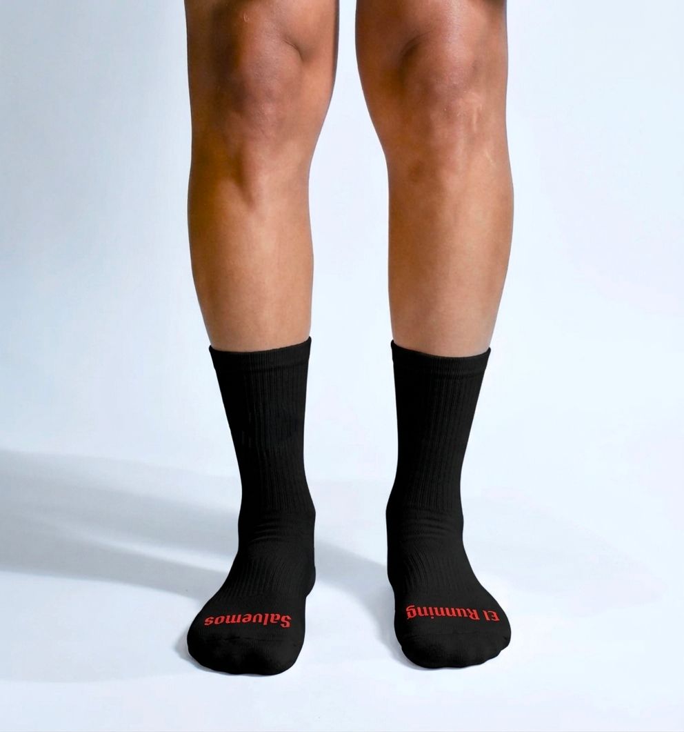 Calcetas deportivas Salvemos el running Classic para correr y entrenar, diseño moderno con líneas de colores y textura ligera.