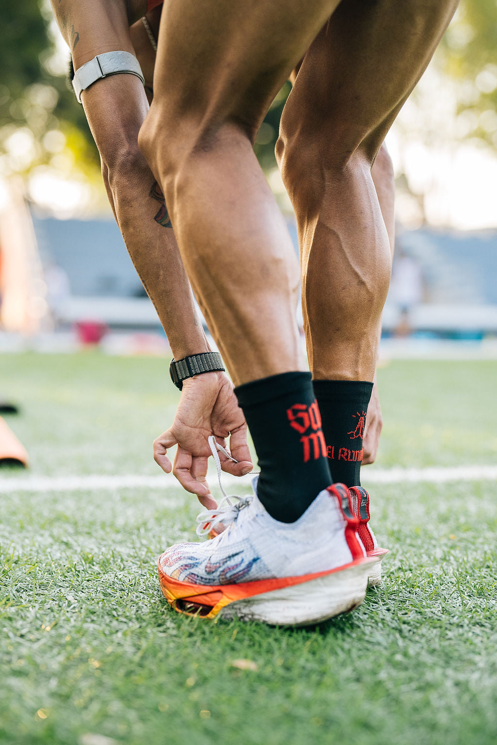 Calcetas deportivas Salvemos el running Classic para correr y entrenar, diseño moderno con líneas de colores y textura ligera.