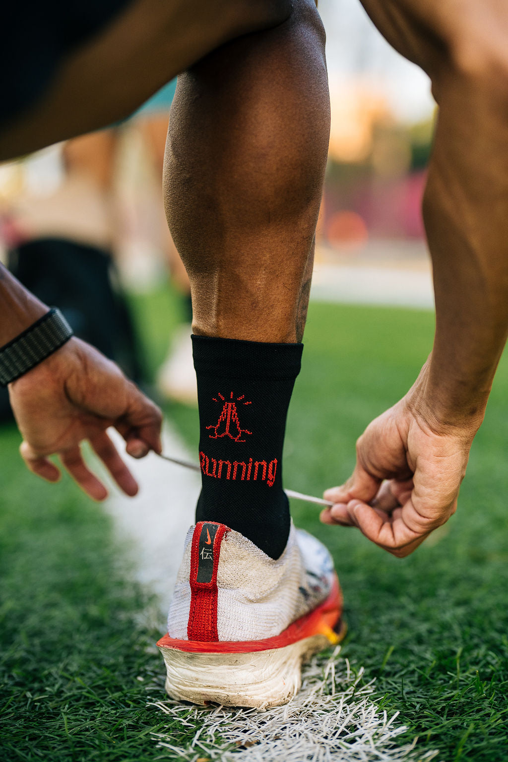 Calcetas deportivas Salvemos el running Classic para correr y entrenar, diseño moderno con líneas de colores y textura ligera.