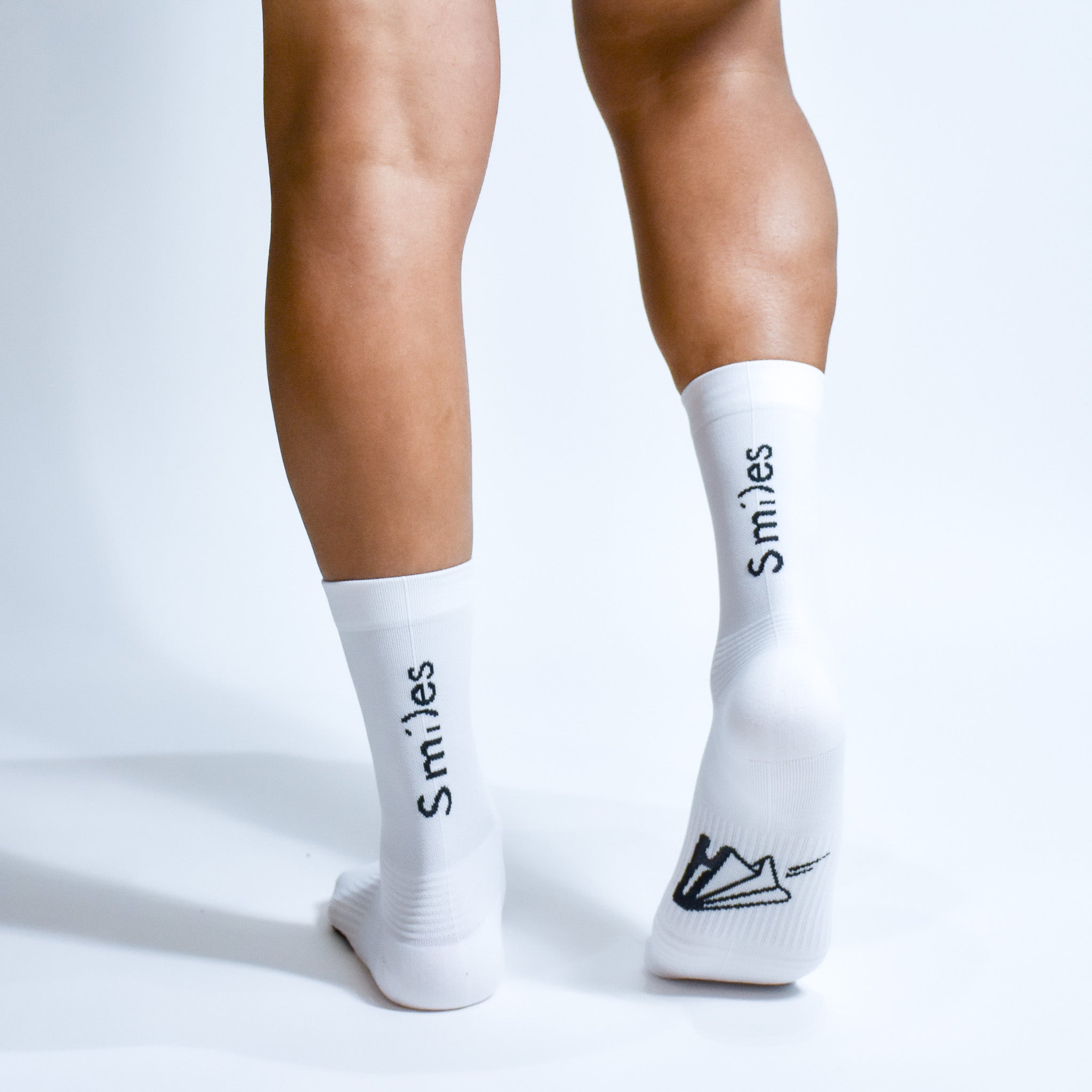 Calcetas deportivas Smile Pro para running, maratón y ciclismo. Con diseño técnico transpirable, compresión media y soporte en arco plantar, costura antiampollas.