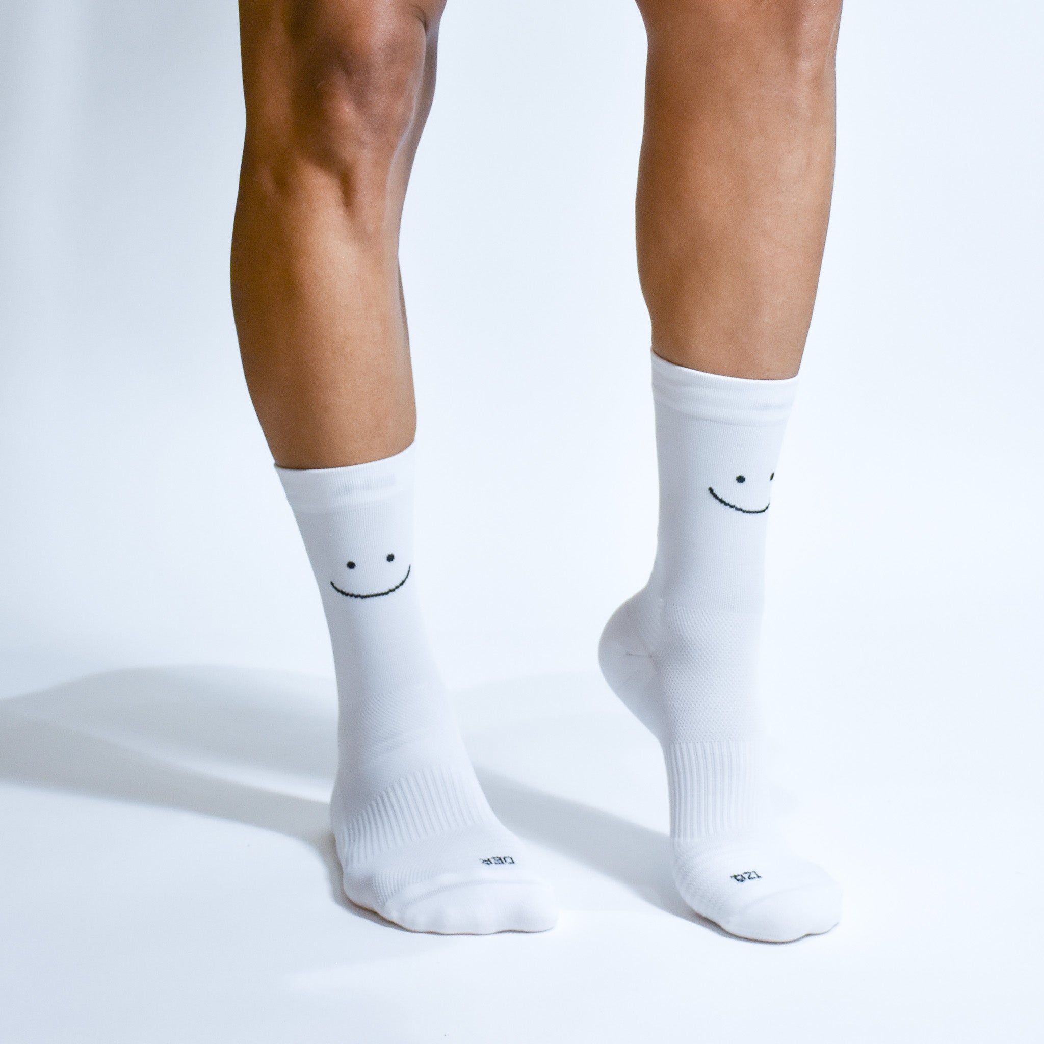 Calcetas deportivas Smile Pro para running, maratón y ciclismo. Con diseño técnico transpirable, compresión media y soporte en arco plantar, costura antiampollas.