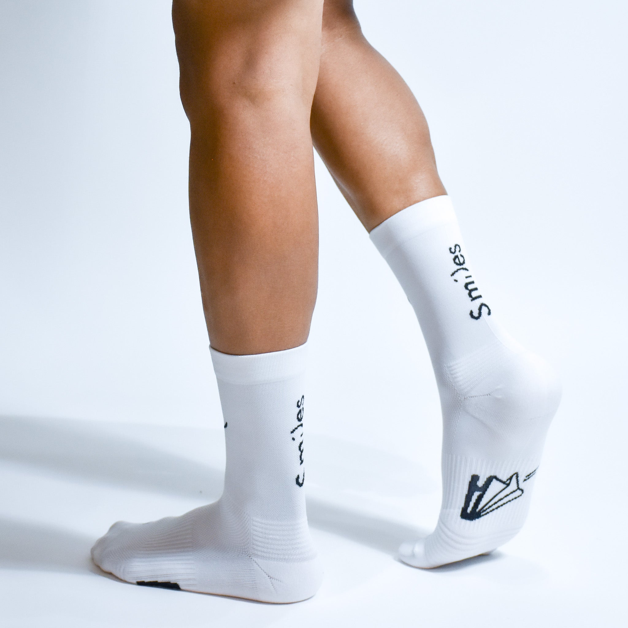 Calcetas deportivas Smile Pro para running, maratón y ciclismo. Con diseño técnico transpirable, compresión media y soporte en arco plantar, costura antiampollas.