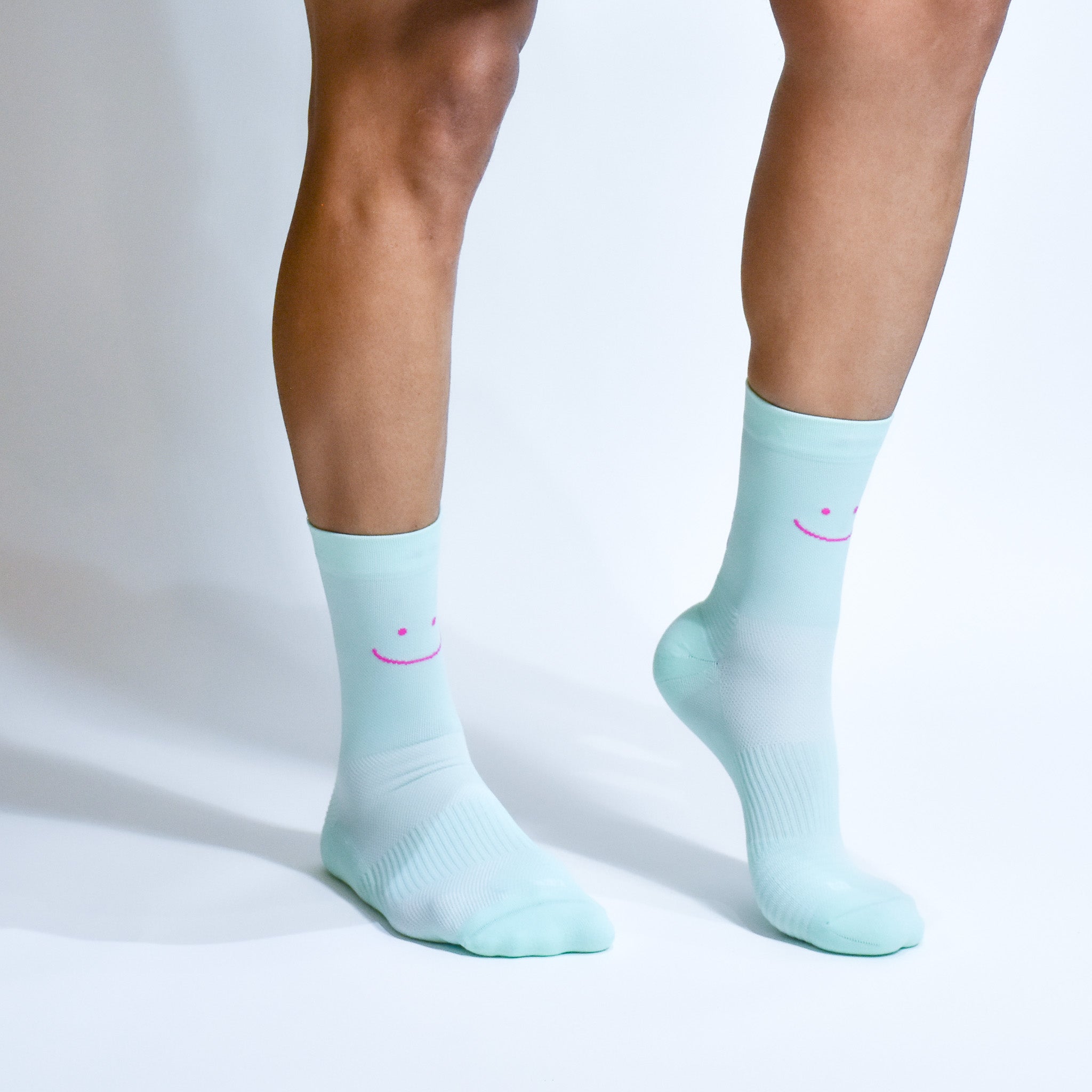 Calcetas deportivas Smile Pro para running, maratón y ciclismo. Con diseño técnico transpirable, compresión media y soporte en arco plantar, costura antiampollas.