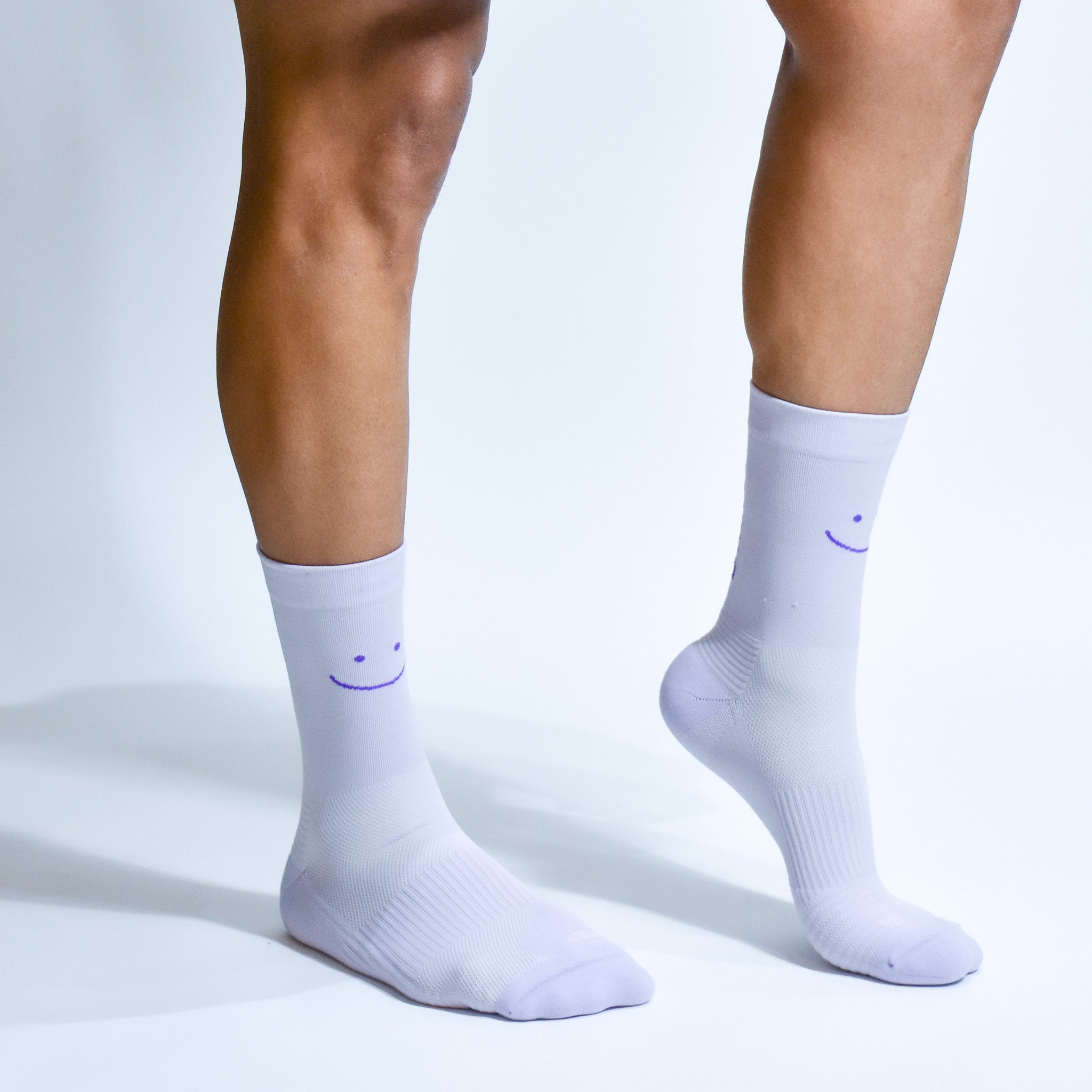 Calcetas deportivas Smile Pro para running, maratón y ciclismo. Con diseño técnico transpirable, compresión media y soporte en arco plantar, costura antiampollas.