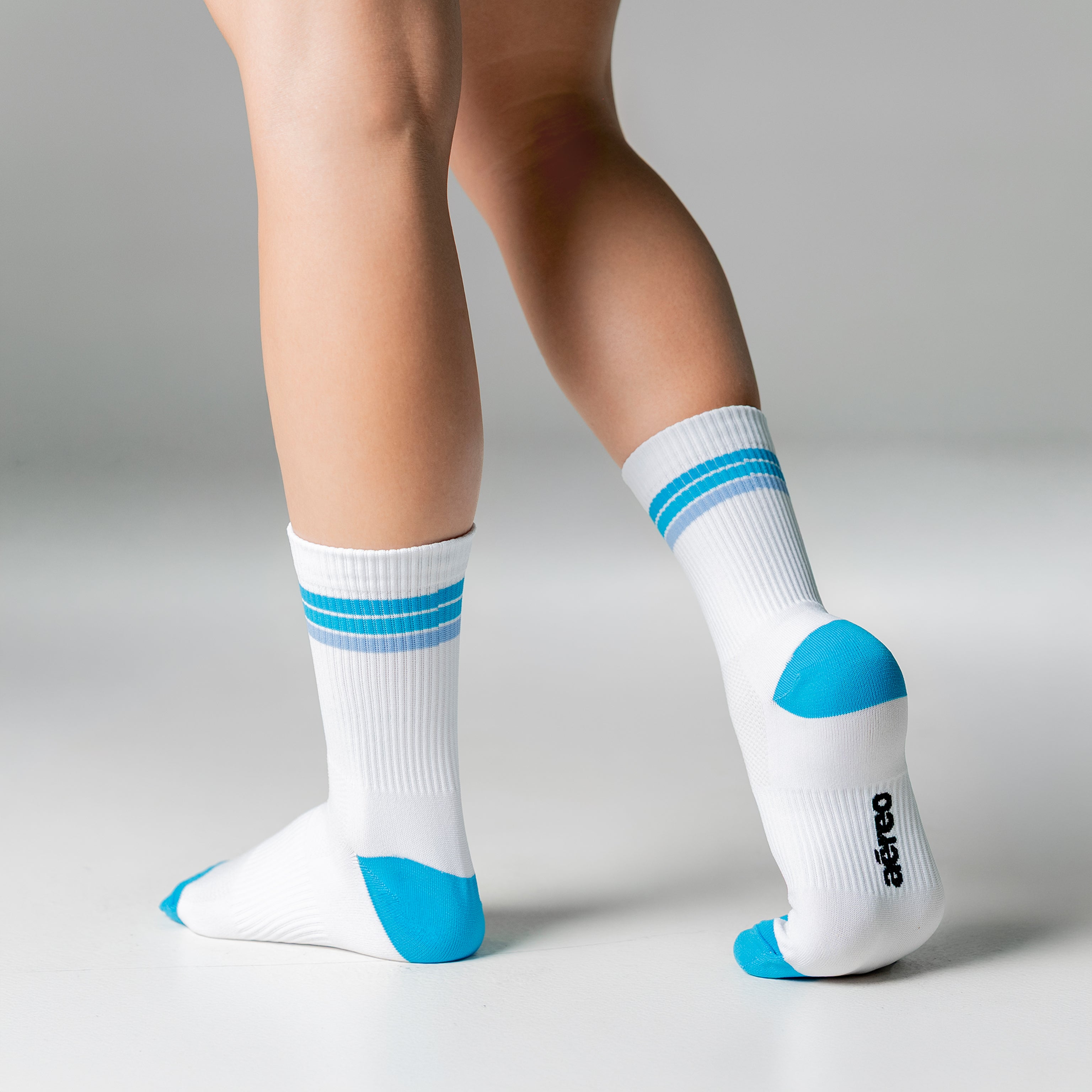 Calcetas deportivas Stripes Classic para correr y entrenar, diseño moderno con líneas de colores y textura ligera.