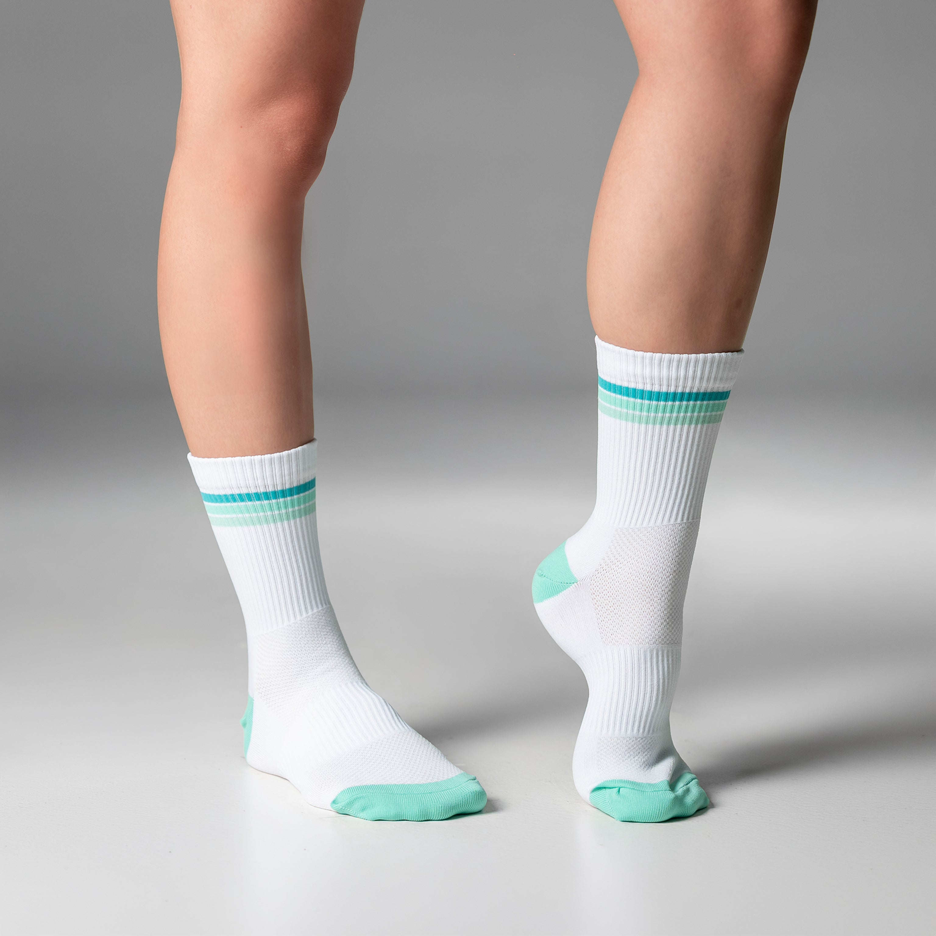 Calcetas deportivas Stripes Classic para correr y entrenar, diseño moderno con líneas de colores y textura ligera.
