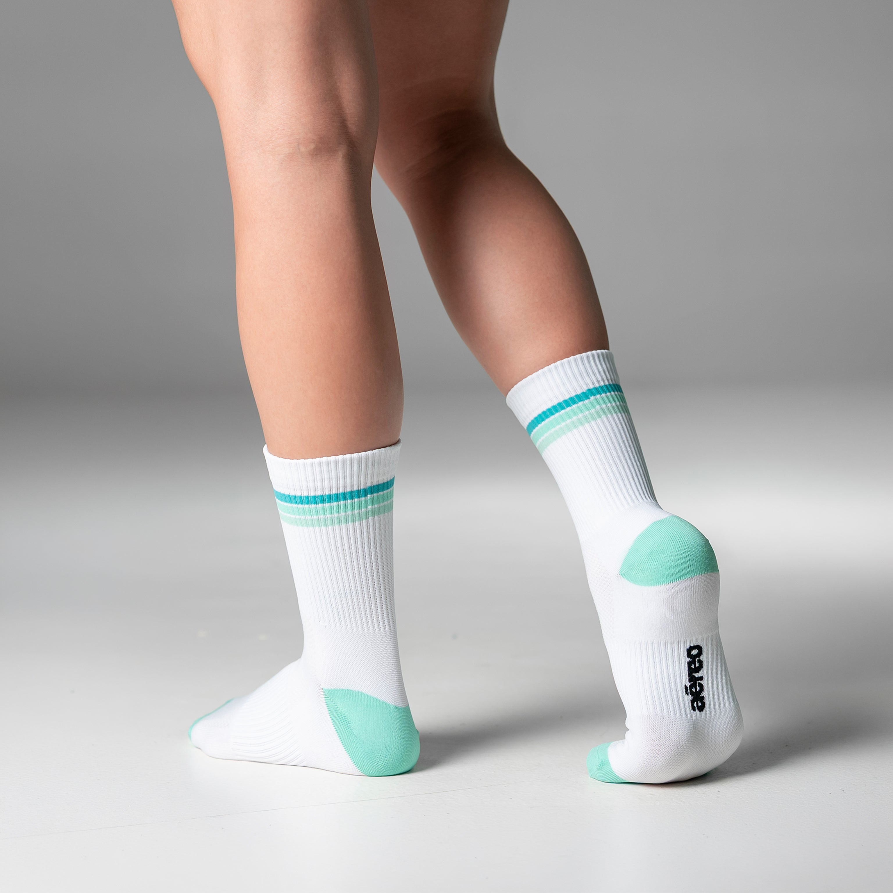Calcetas deportivas Stripes Classic para correr y entrenar, diseño moderno con líneas de colores y textura ligera.