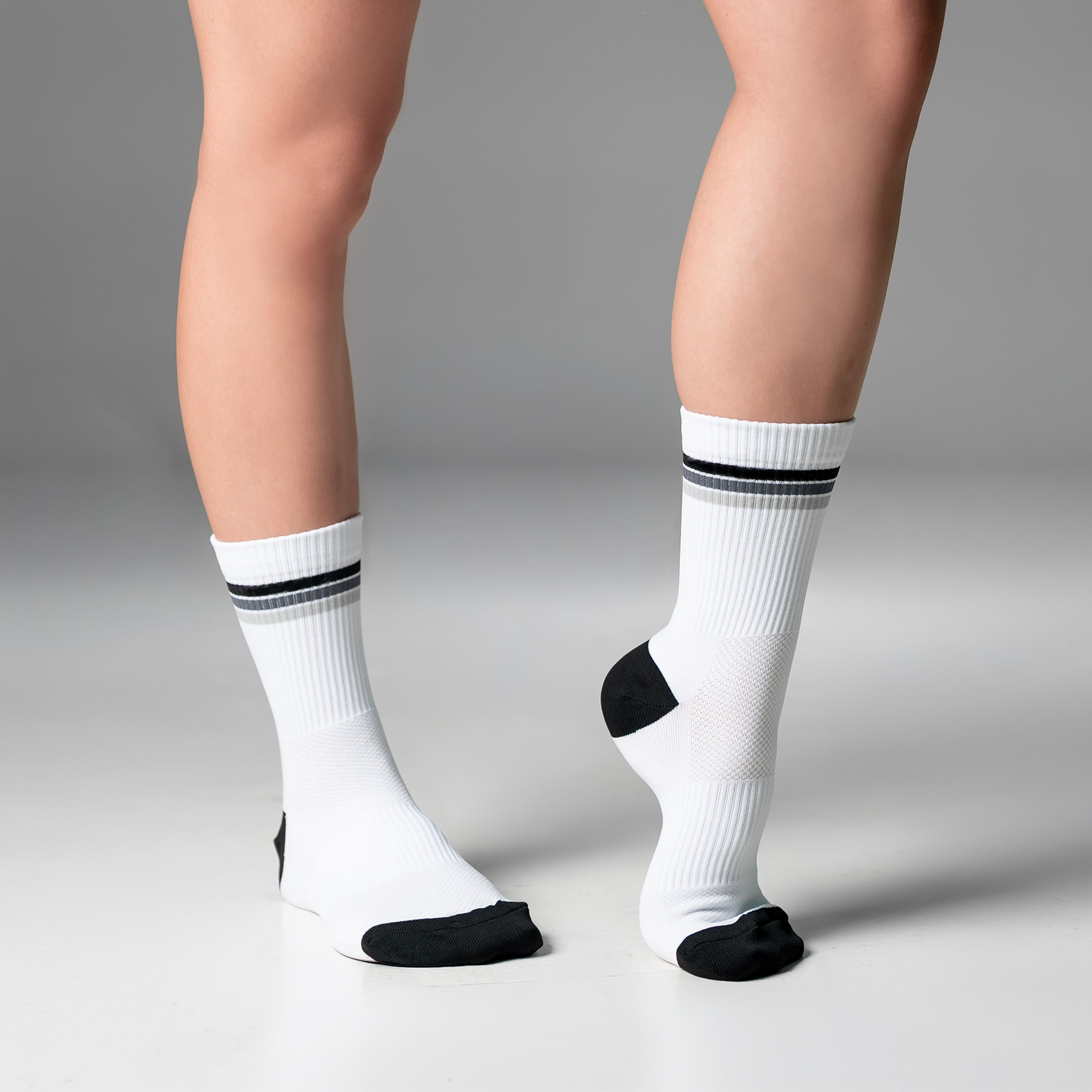 Calcetas deportivas Stripes Classic para correr y entrenar, diseño moderno con líneas de colores y textura ligera.