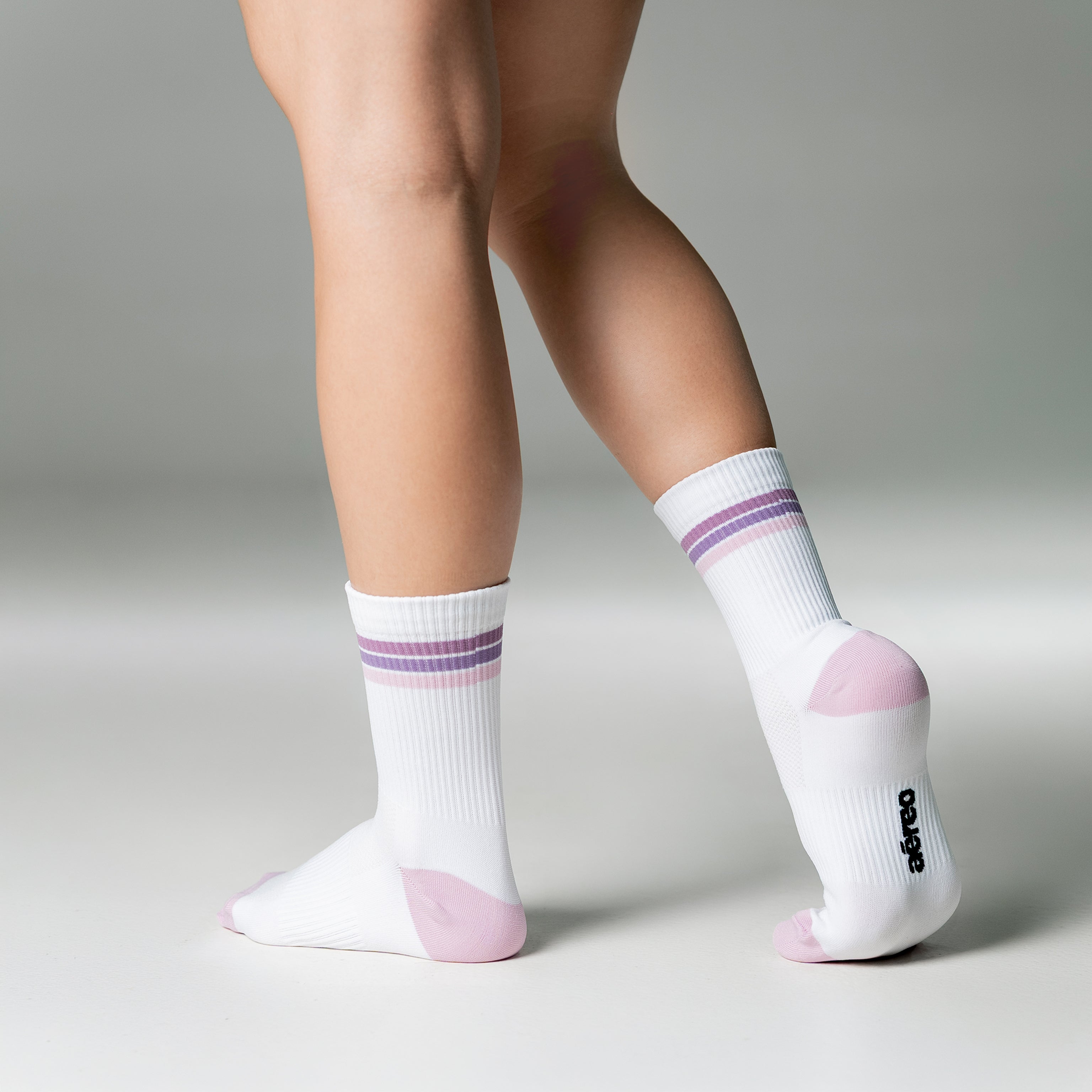 Calcetas deportivas Stripes Classic para correr y entrenar, diseño moderno con líneas de colores y textura ligera.