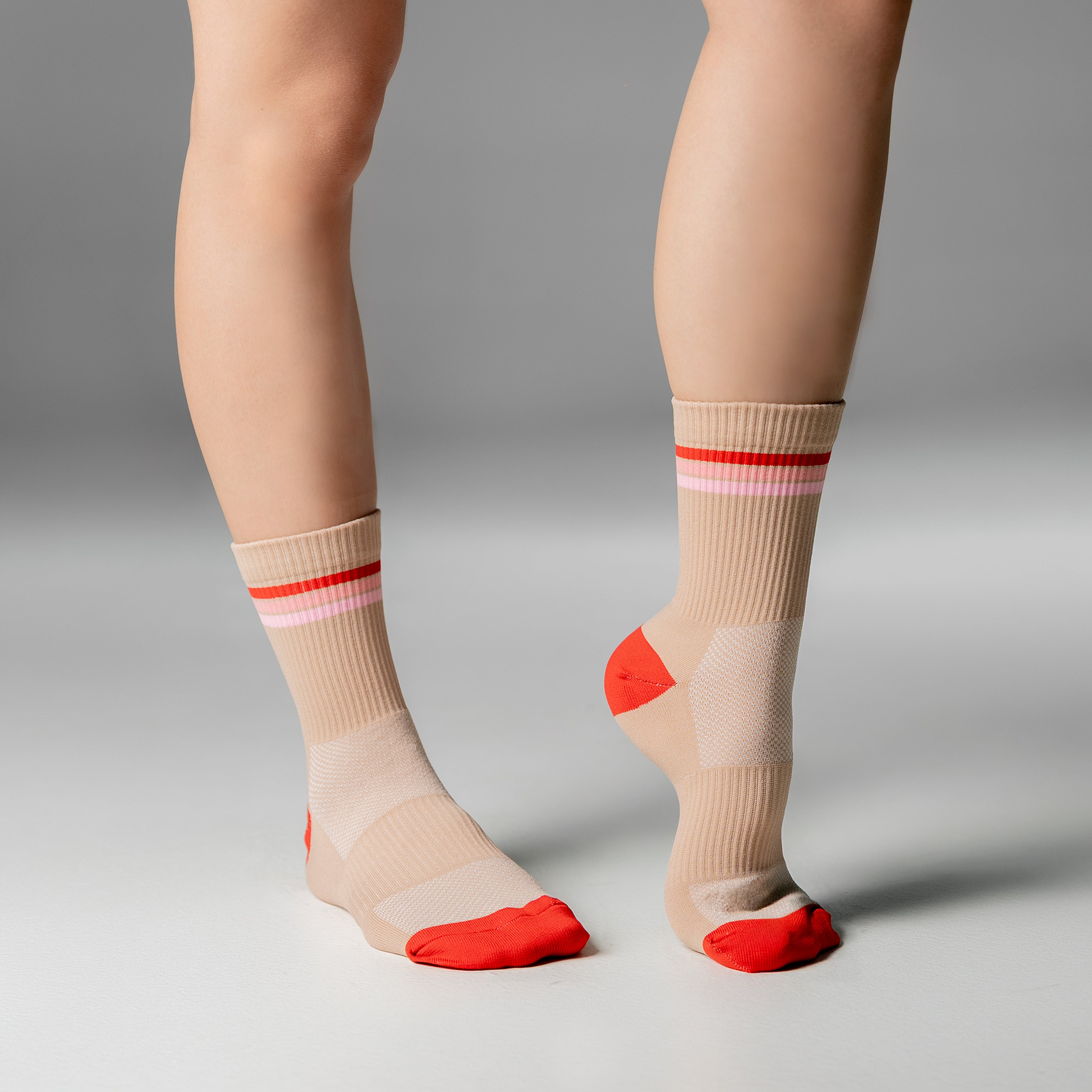 Calcetas deportivas Stripes Classic para correr y entrenar, diseño moderno con líneas de colores y textura ligera.
