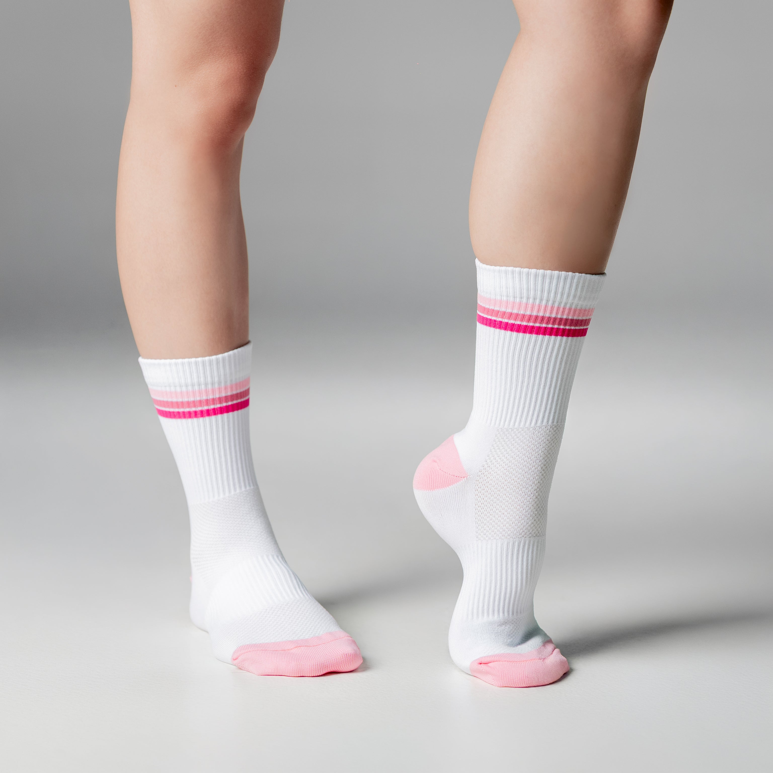 Calcetas deportivas Stripes Classic para correr y entrenar, diseño moderno con líneas de colores y textura ligera.