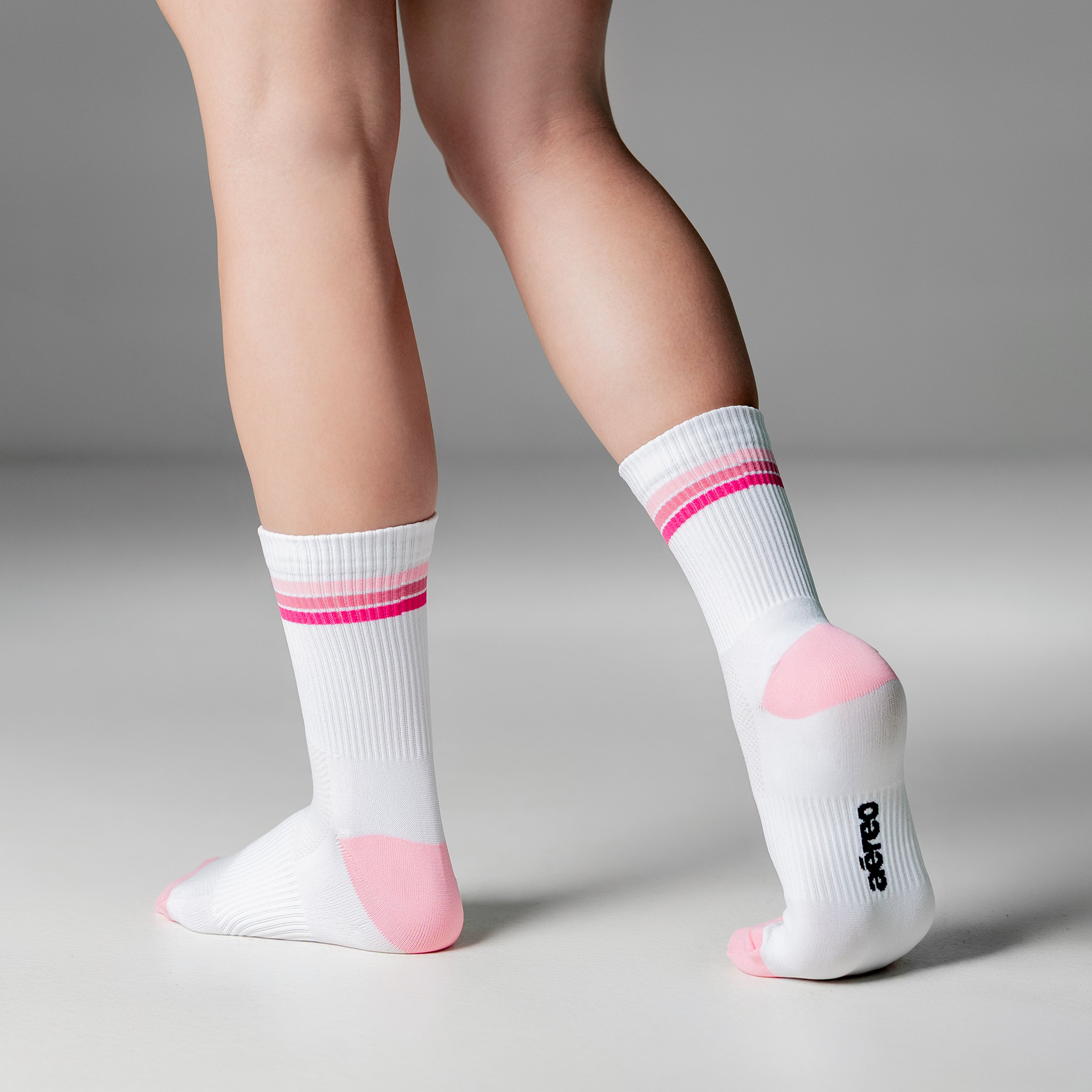Calcetas deportivas Stripes Classic para correr y entrenar, diseño moderno con líneas de colores y textura ligera.