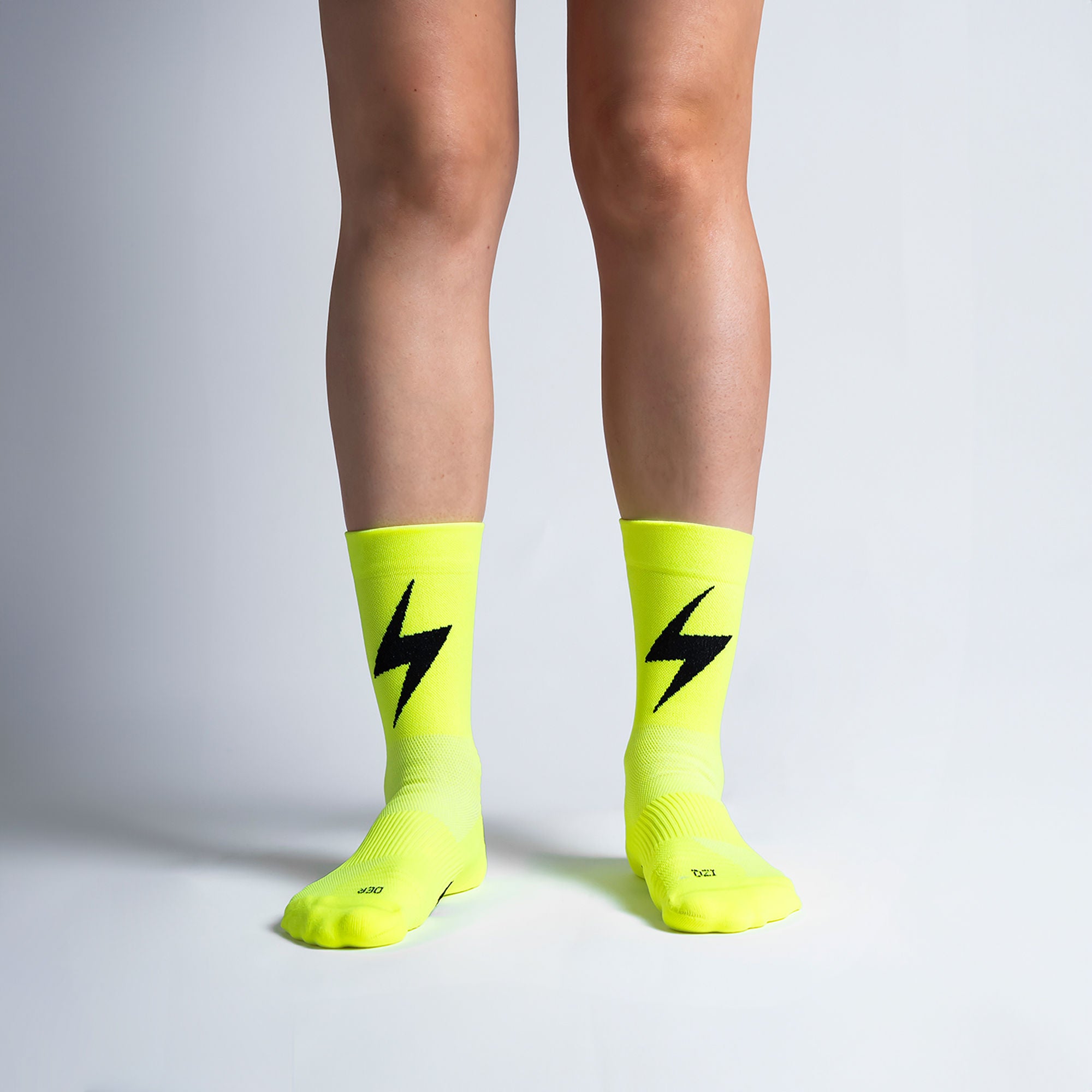 Calcetas deportivas Pro Thunder para running, maratón y ciclismo. Con diseño técnico transpirable, compresión media y soporte en arco plantar, costura antiampollas.