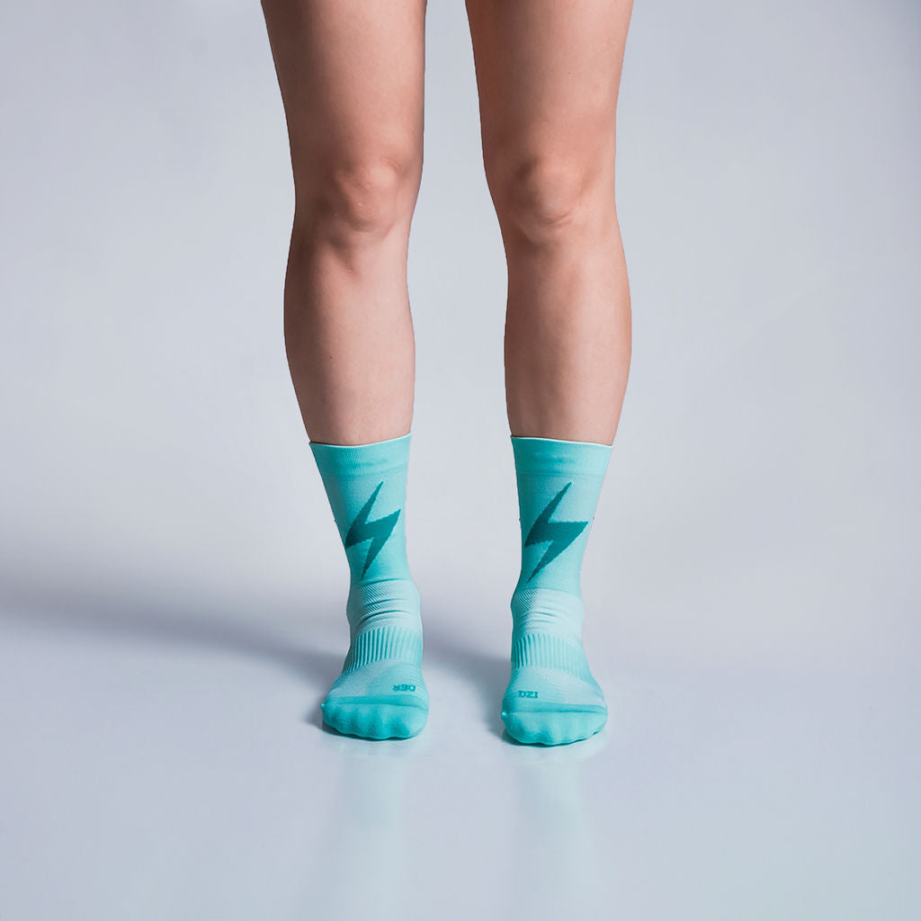 Calcetas deportivas Pro Thunder para running, maratón y ciclismo. Con diseño técnico transpirable, compresión media y soporte en arco plantar, costura antiampollas.