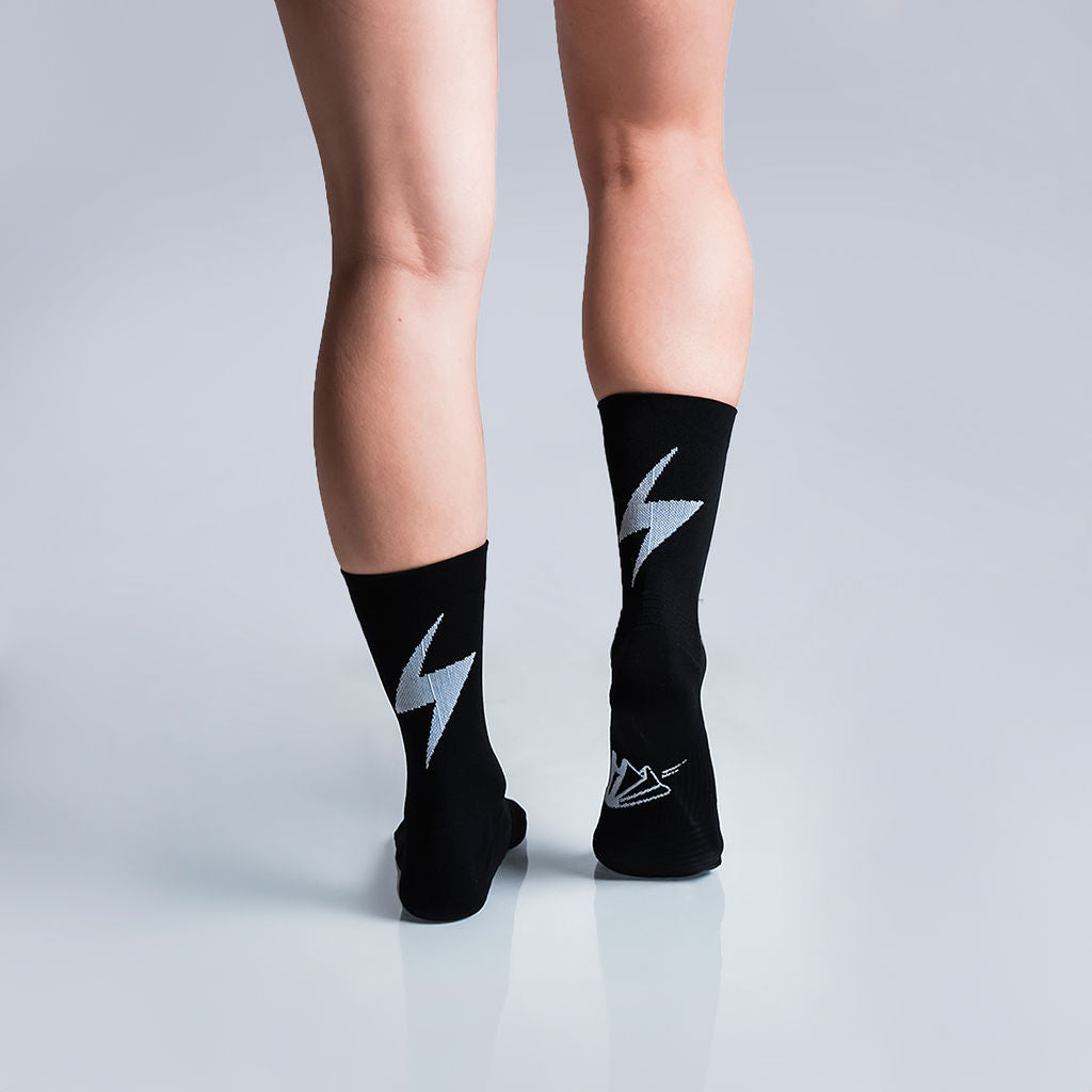 Calcetas deportivas Pro Thunder para running, maratón y ciclismo. Con diseño técnico transpirable, compresión media y soporte en arco plantar, costura antiampollas.