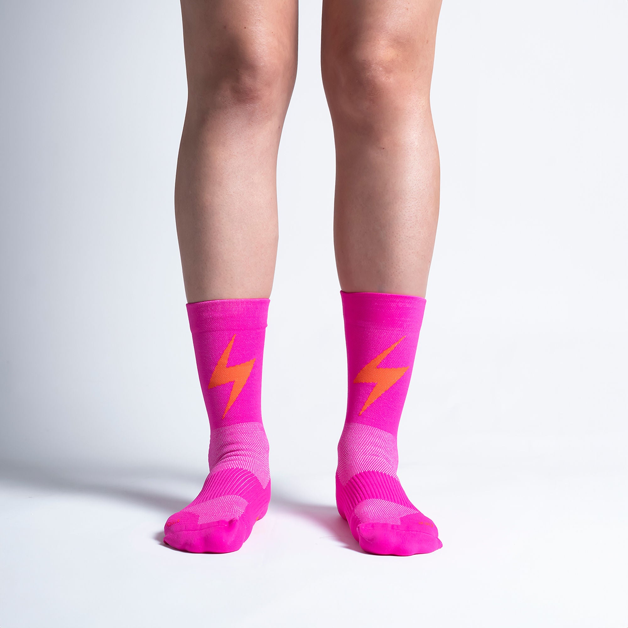 Calcetas deportivas Pro Thunder para running, maratón y ciclismo. Con diseño técnico transpirable, compresión media y soporte en arco plantar, costura antiampollas.