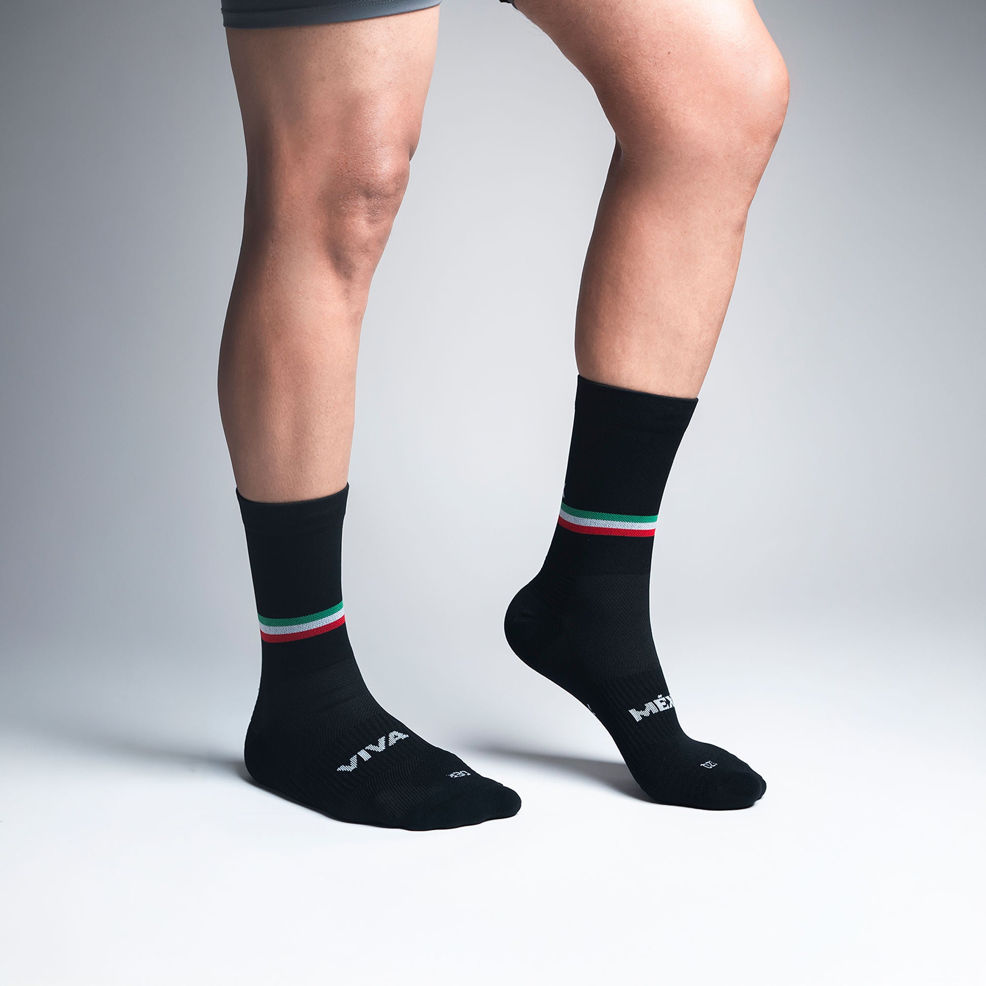 Calcetas deportivas Viva México Stripes para running, maratón y ciclismo. Con diseño técnico transpirable, compresión media y soporte en arco plantar, costura antiampollas.