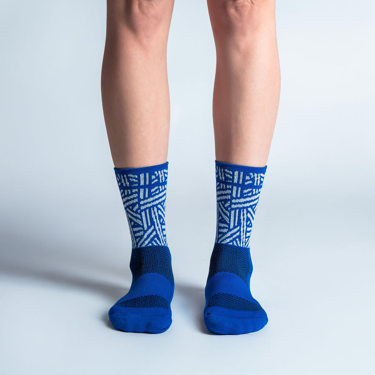 Calcetas Geometric Vbes Intensity Max Cushion con diseño inspirado en México, tejido transpirable, soporte técnico y compresión ligera para running y entrenamiento.