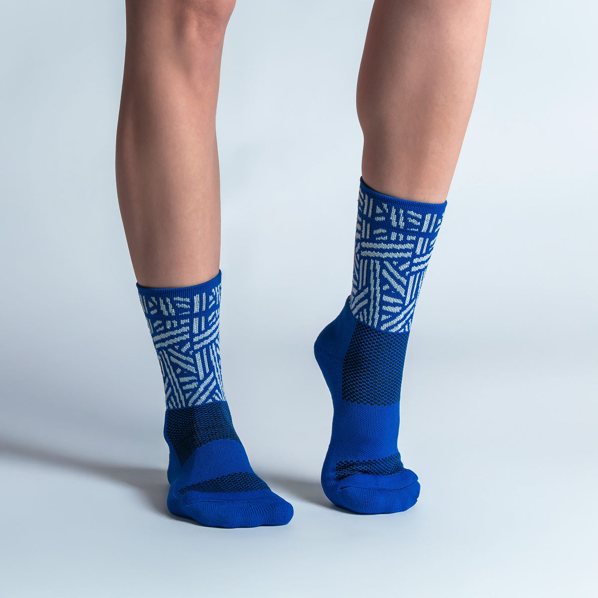 Calcetas Geometric Vbes Intensity Max Cushion con diseño inspirado en México, tejido transpirable, soporte técnico y compresión ligera para running y entrenamiento.