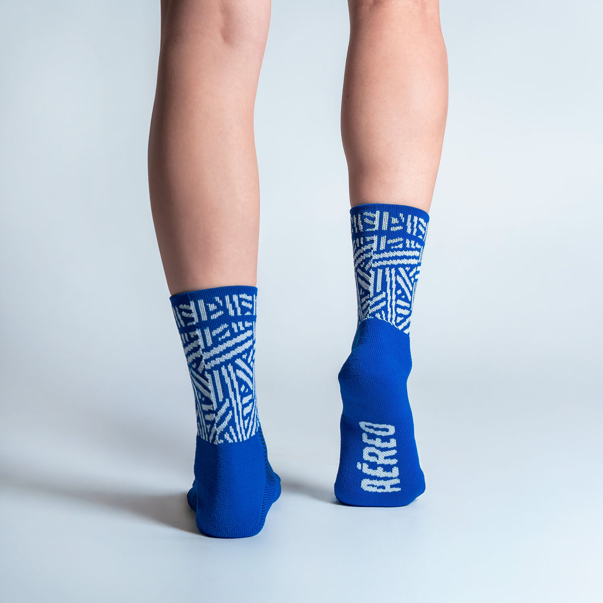 Calcetas Geometric Vbes Intensity Max Cushion con diseño inspirado en México, tejido transpirable, soporte técnico y compresión ligera para running y entrenamiento.