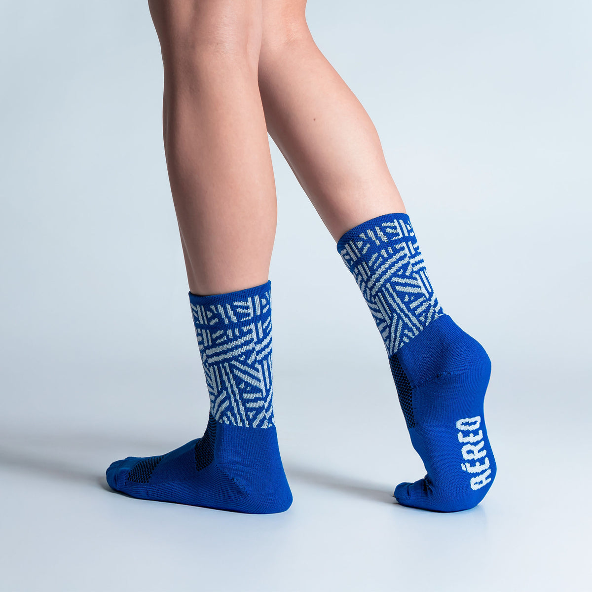 Calcetas Geometric Vbes Intensity Max Cushion con diseño inspirado en México, tejido transpirable, soporte técnico y compresión ligera para running y entrenamiento.