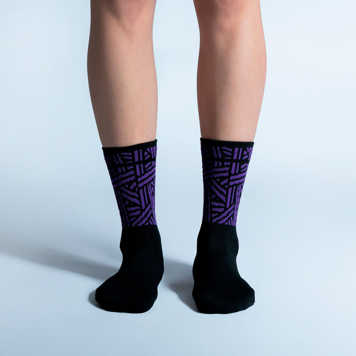 Calcetas Geometric Vbes Intensity Max Cushion con diseño inspirado en México, tejido transpirable, soporte técnico y compresión ligera para running y entrenamiento.