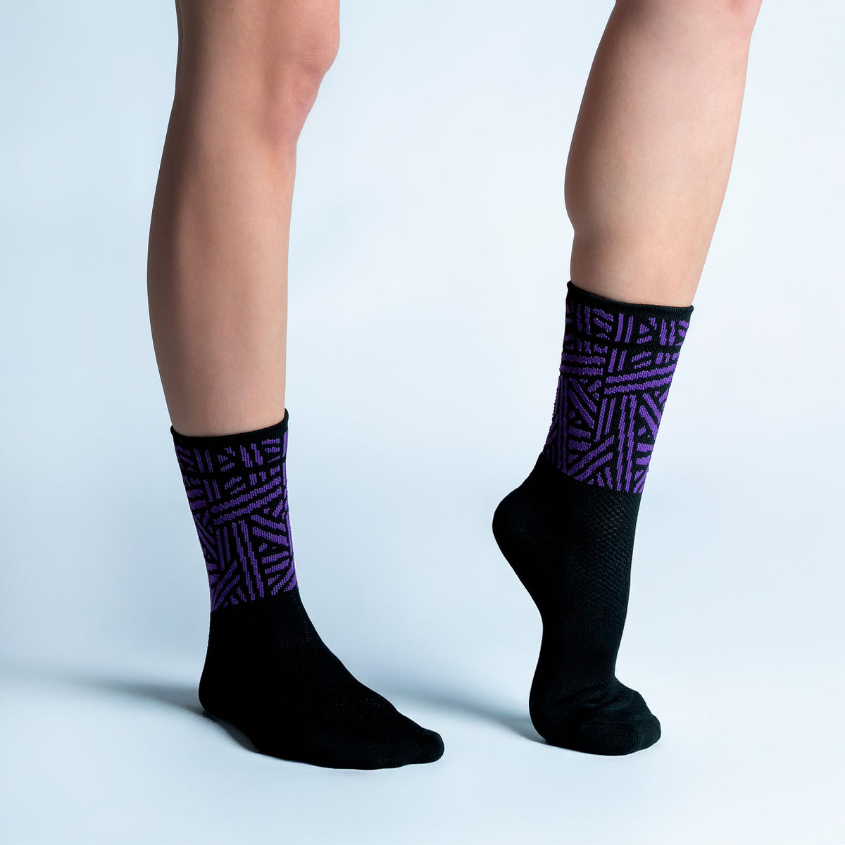 Calcetas Geometric Vbes Intensity Max Cushion con diseño inspirado en México, tejido transpirable, soporte técnico y compresión ligera para running y entrenamiento.