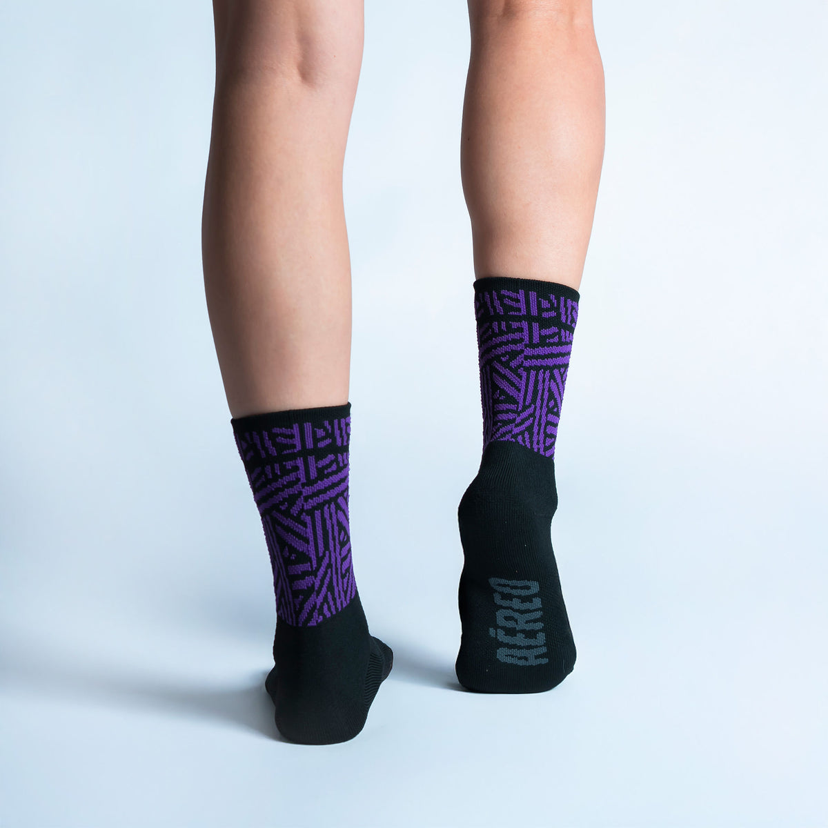 Calcetas Geometric Vbes Intensity Max Cushion con diseño inspirado en México, tejido transpirable, soporte técnico y compresión ligera para running y entrenamiento.